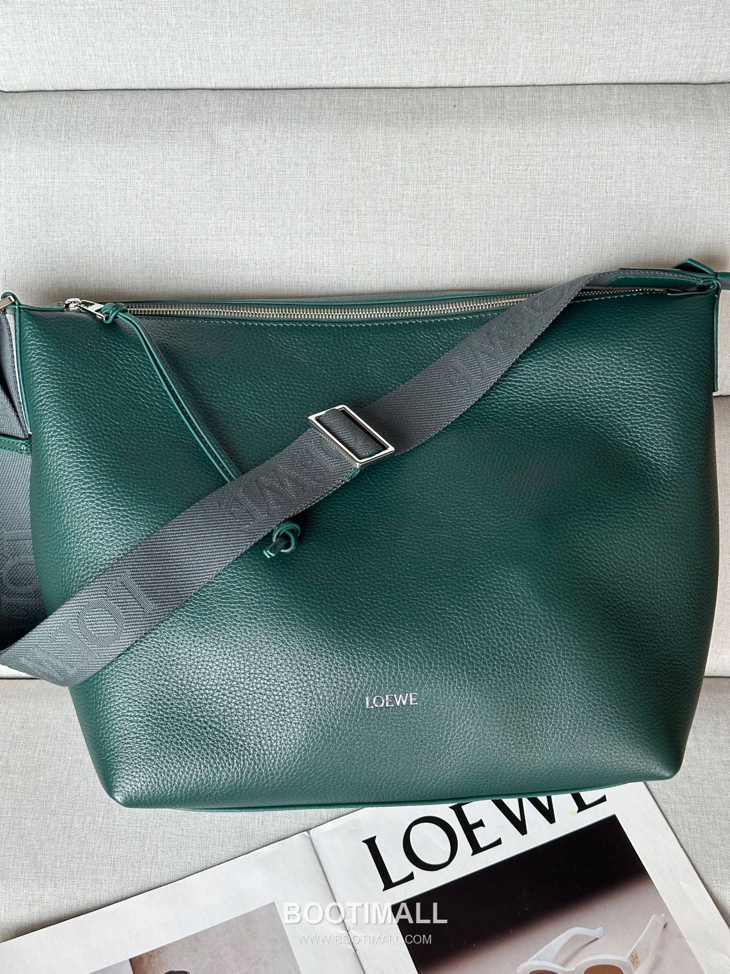 Loewe Cubi Grained Calfskin Leather Crossbody Bag 2201 로에베 큐비 그레인 카프스킨 레더 크로스 숄더백 44cm 2