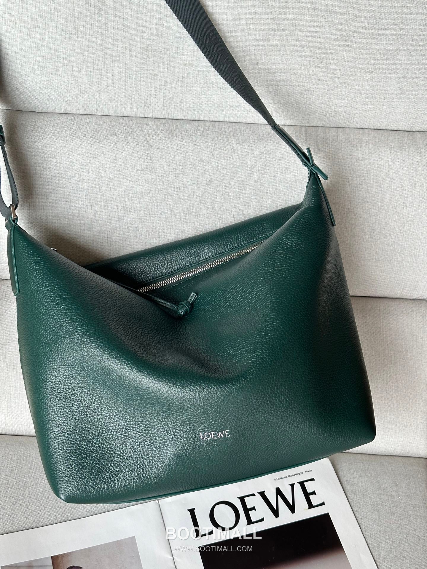 Loewe Cubi Grained Calfskin Leather Crossbody Bag 2201 로에베 큐비 그레인 카프스킨 레더 크로스 숄더백 44cm 4