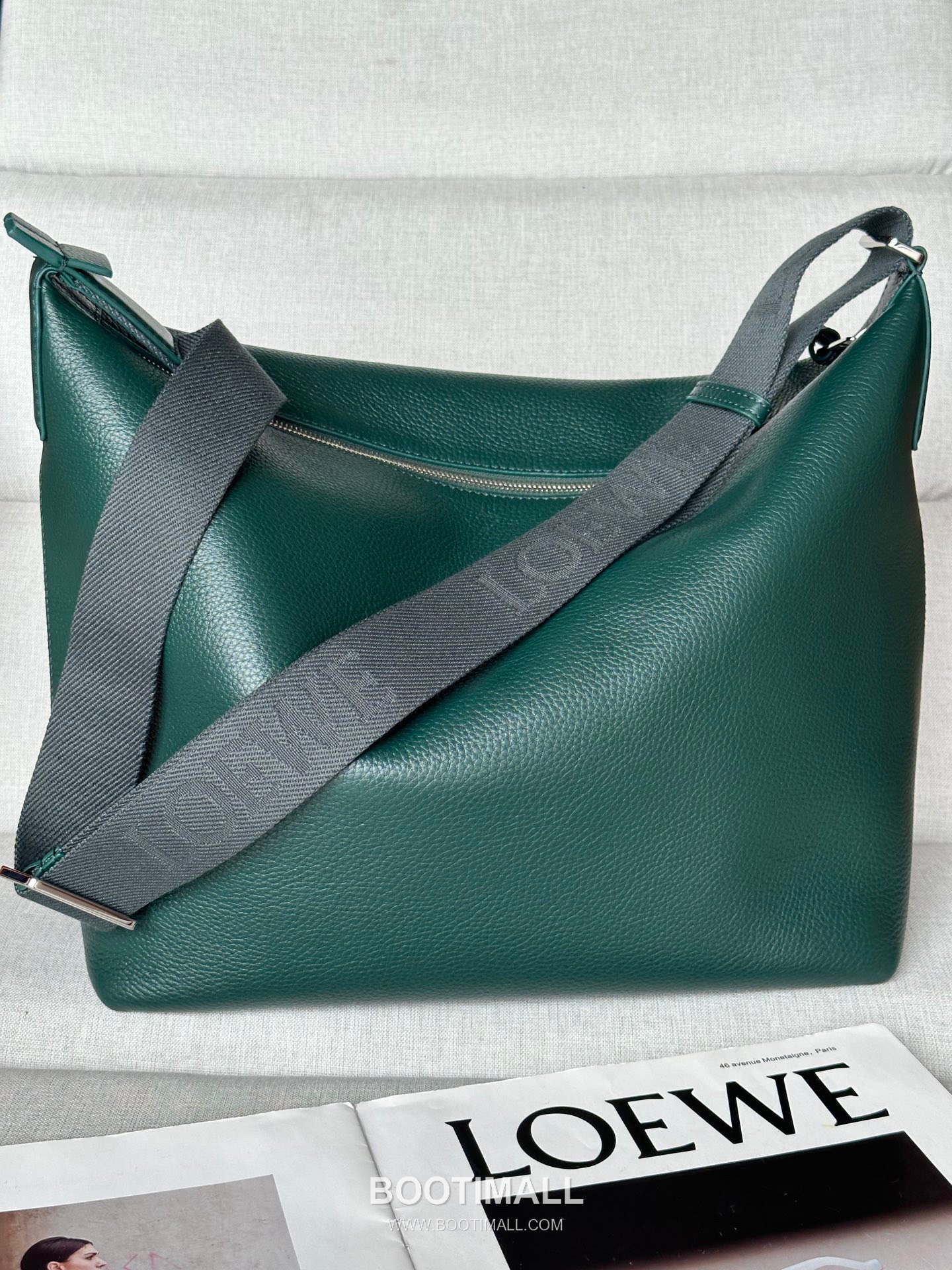Loewe Cubi Grained Calfskin Leather Crossbody Bag 2201 로에베 큐비 그레인 카프스킨 레더 크로스 숄더백 44cm 5