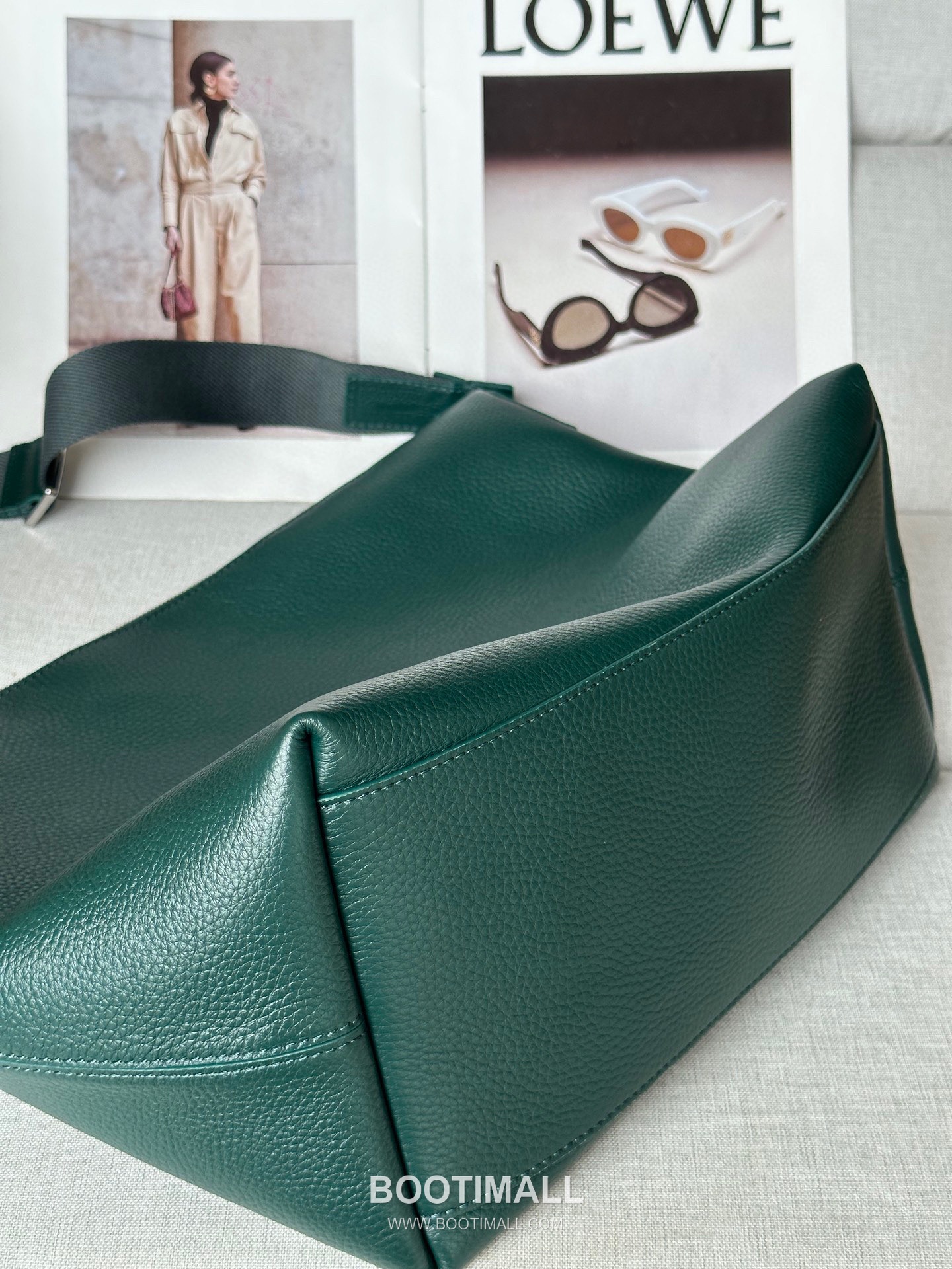 Loewe Cubi Grained Calfskin Leather Crossbody Bag 2201 로에베 큐비 그레인 카프스킨 레더 크로스 숄더백 44cm 6