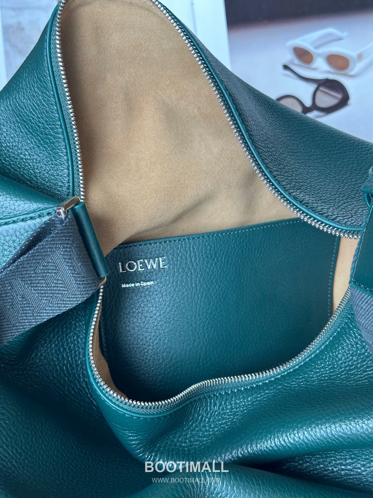 Loewe Cubi Grained Calfskin Leather Crossbody Bag 2201 로에베 큐비 그레인 카프스킨 레더 크로스 숄더백 44cm 9
