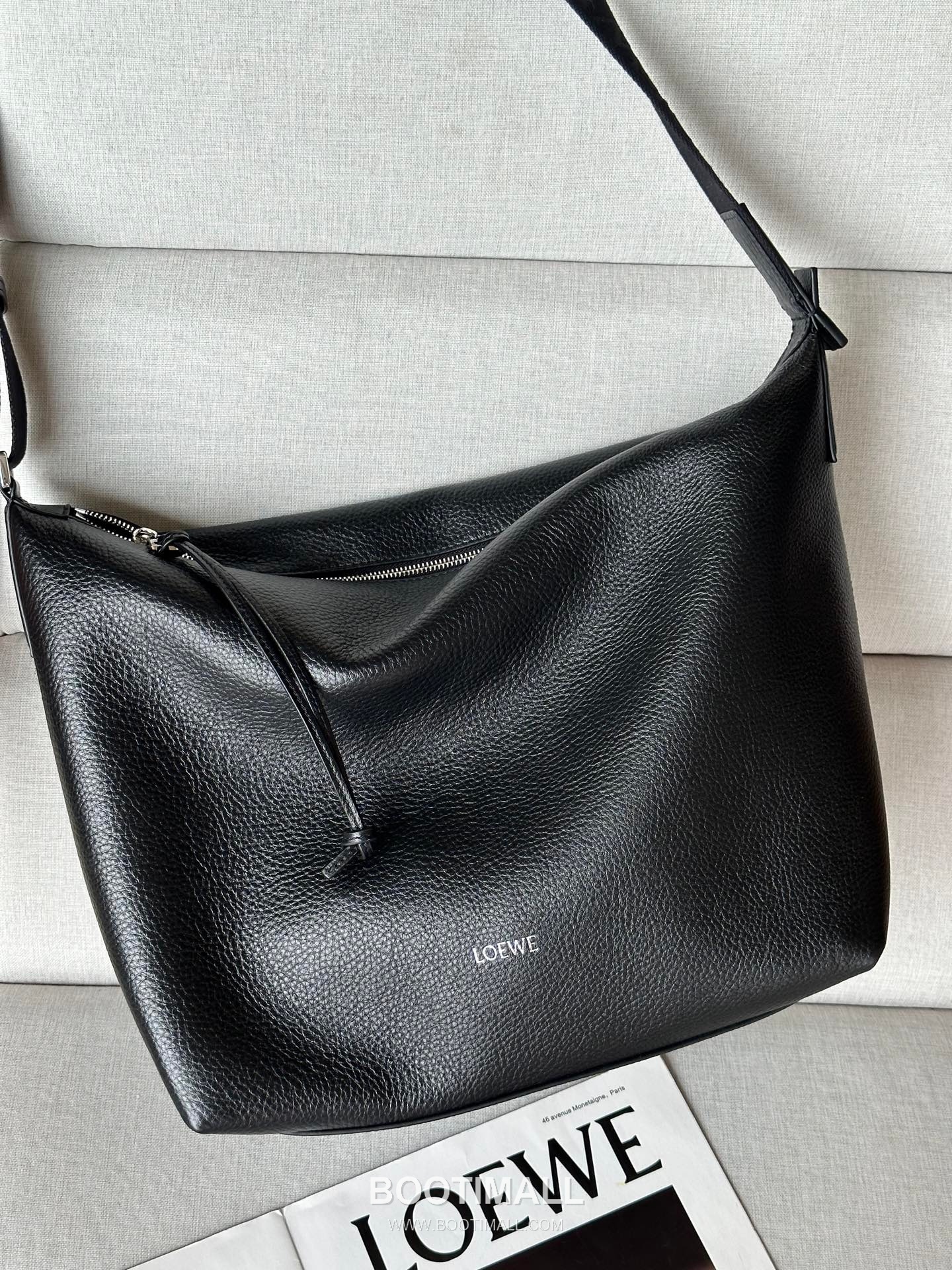 Loewe Cubi Grained Calfskin Leather Crossbody Bag 2201 로에베 큐비 그레인 카프스킨 레더 크로스 숄더백 44cm 2