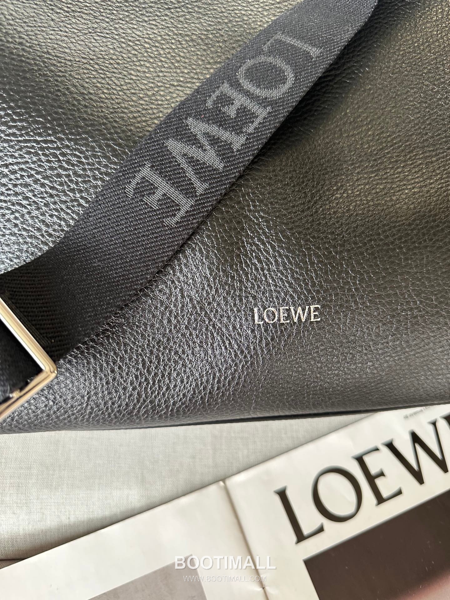 Loewe Cubi Grained Calfskin Leather Crossbody Bag 2201 로에베 큐비 그레인 카프스킨 레더 크로스 숄더백 44cm 4