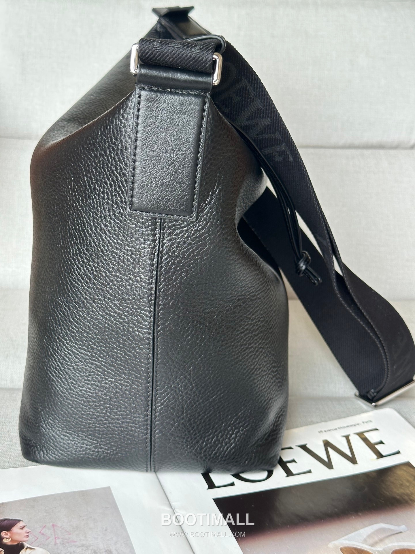 Loewe Cubi Grained Calfskin Leather Crossbody Bag 2201 로에베 큐비 그레인 카프스킨 레더 크로스 숄더백 44cm 5
