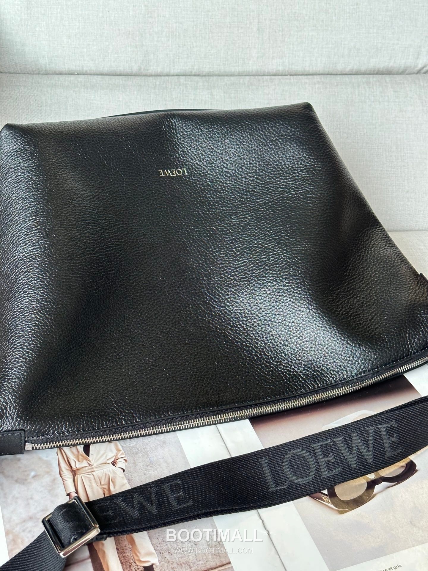 Loewe Cubi Grained Calfskin Leather Crossbody Bag 2201 로에베 큐비 그레인 카프스킨 레더 크로스 숄더백 44cm 6