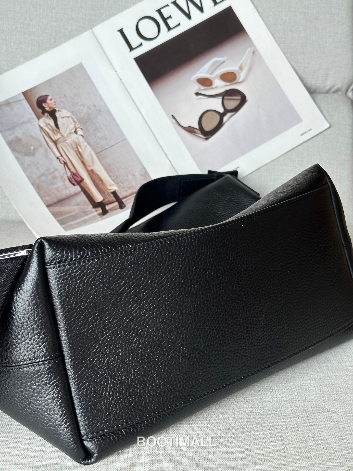 Loewe Cubi Grained Calfskin Leather Crossbody Bag 2201 로에베 큐비 그레인 카프스킨 레더 크로스 숄더백 44cm 7