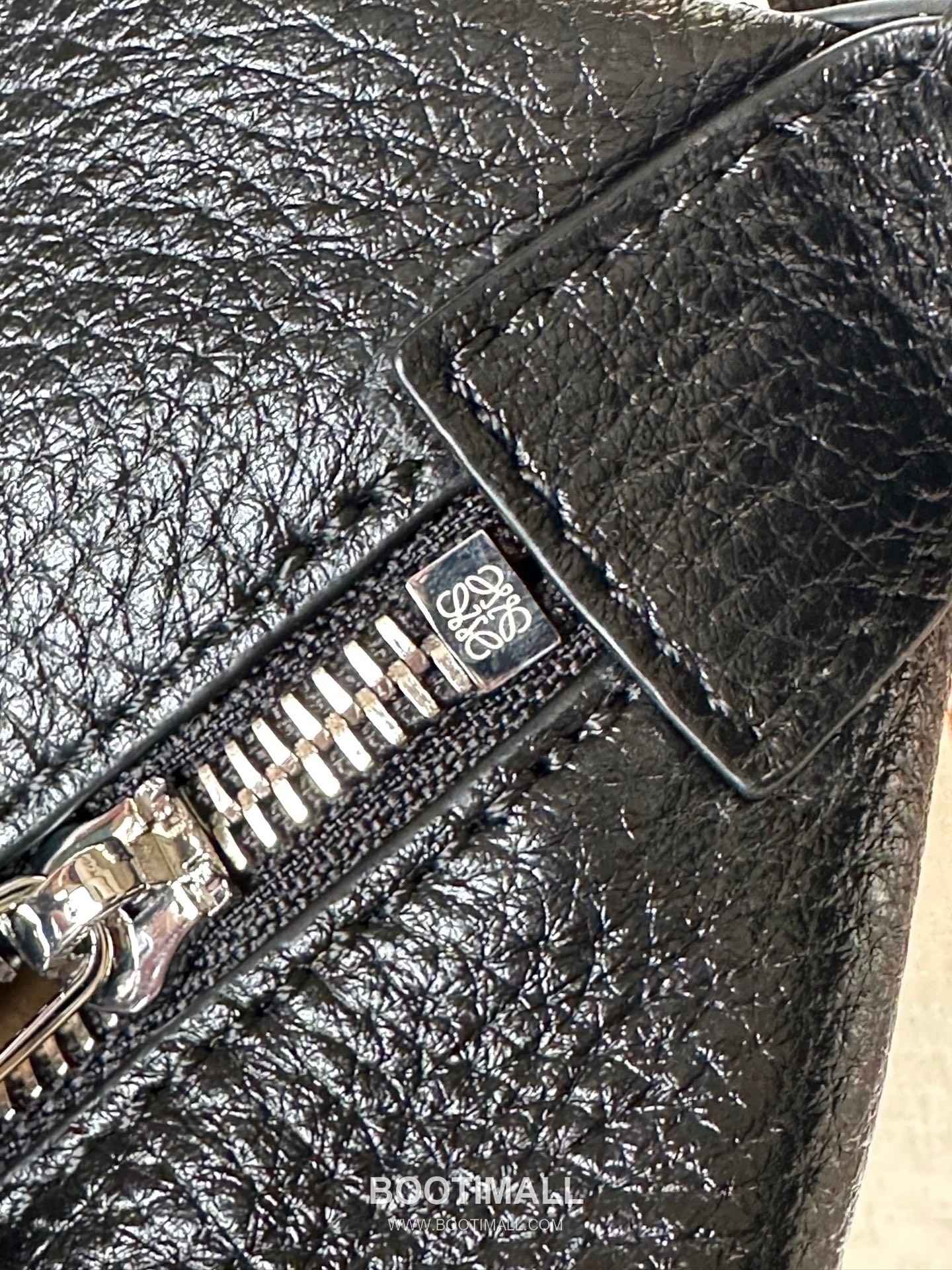 Loewe Cubi Grained Calfskin Leather Crossbody Bag 2201 로에베 큐비 그레인 카프스킨 레더 크로스 숄더백 44cm 8