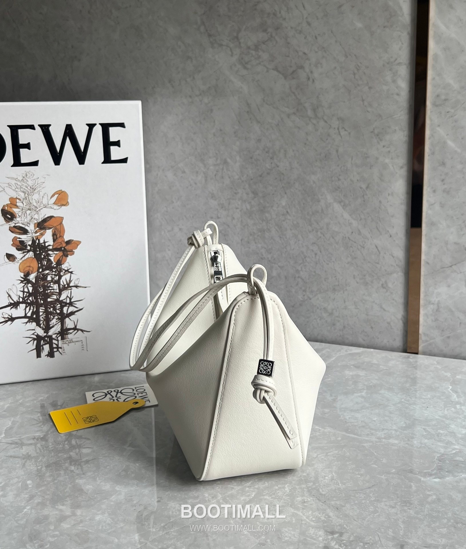 Loewe Hammock Calfskin Leather Hobo Shoulder Bag 263317 로에베 해먹 카프스킨 레더 호보 숄더 크로스백 28cm 11