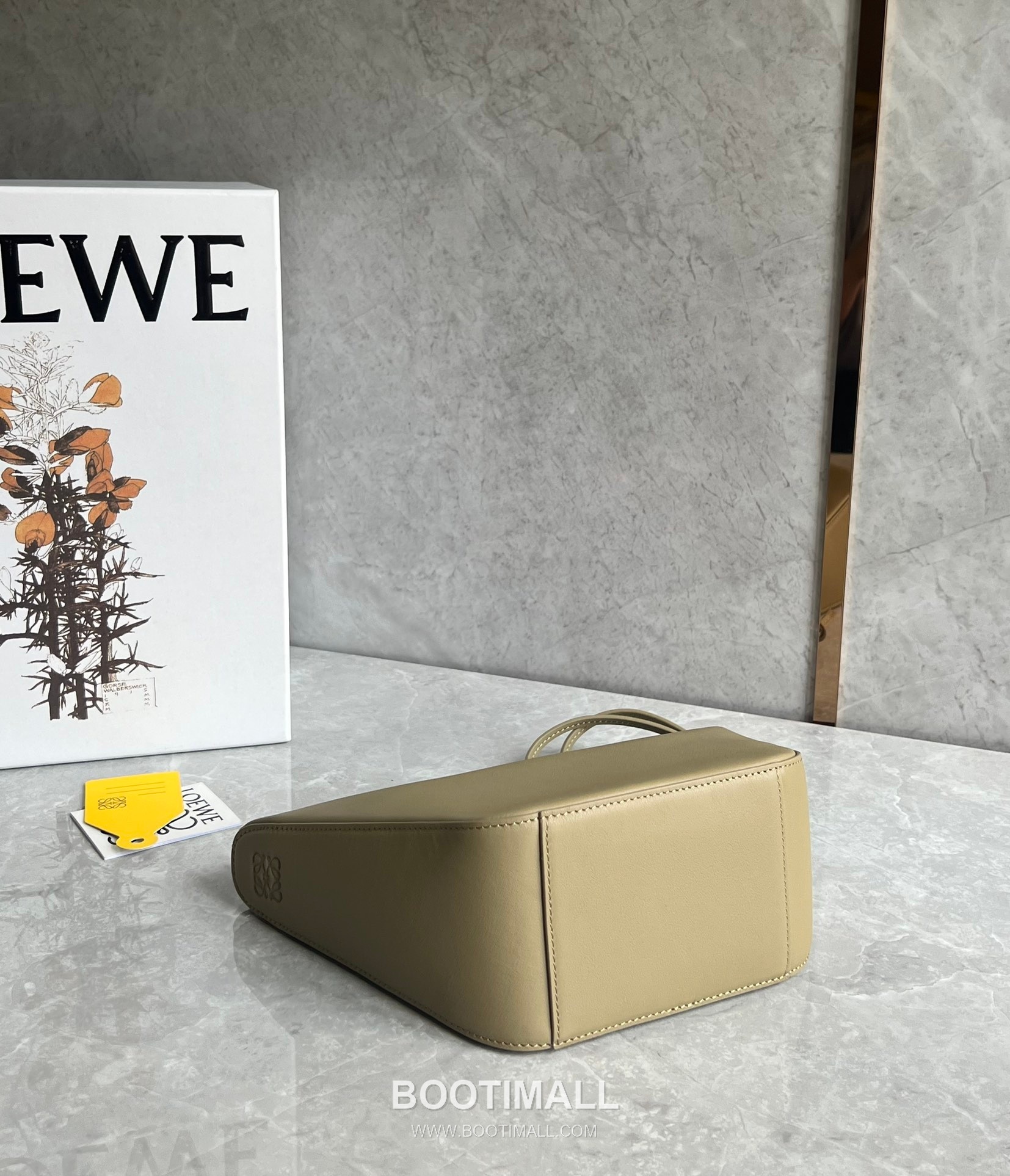 Loewe Hammock Calfskin Leather Hobo Shoulder Bag 263317 로에베 해먹 카프스킨 레더 호보 숄더 크로스백 28cm 4