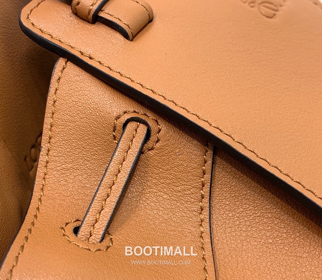 Loewe Mini Hammock Pebbled Calfskin Leather Drawstring Bag 10393 로에베 미니 해먹 페블드 카프스킨 드로스트링 숄더 크로스백 19cm 4