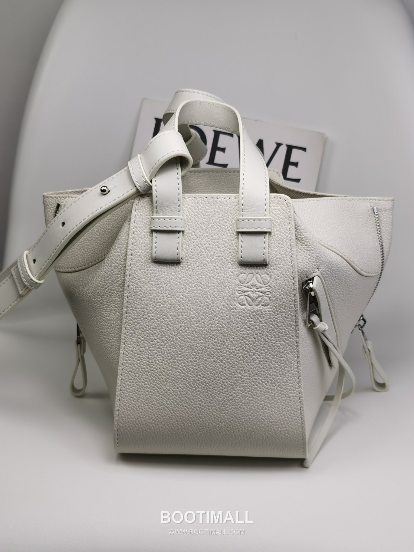 Loewe Hammock Compact Grained Calfskin Leather Shoulder Bag 8047 로에베 해먹 컴팩트 그레인 카프스킨 숄더 크로스백 20cm 1
