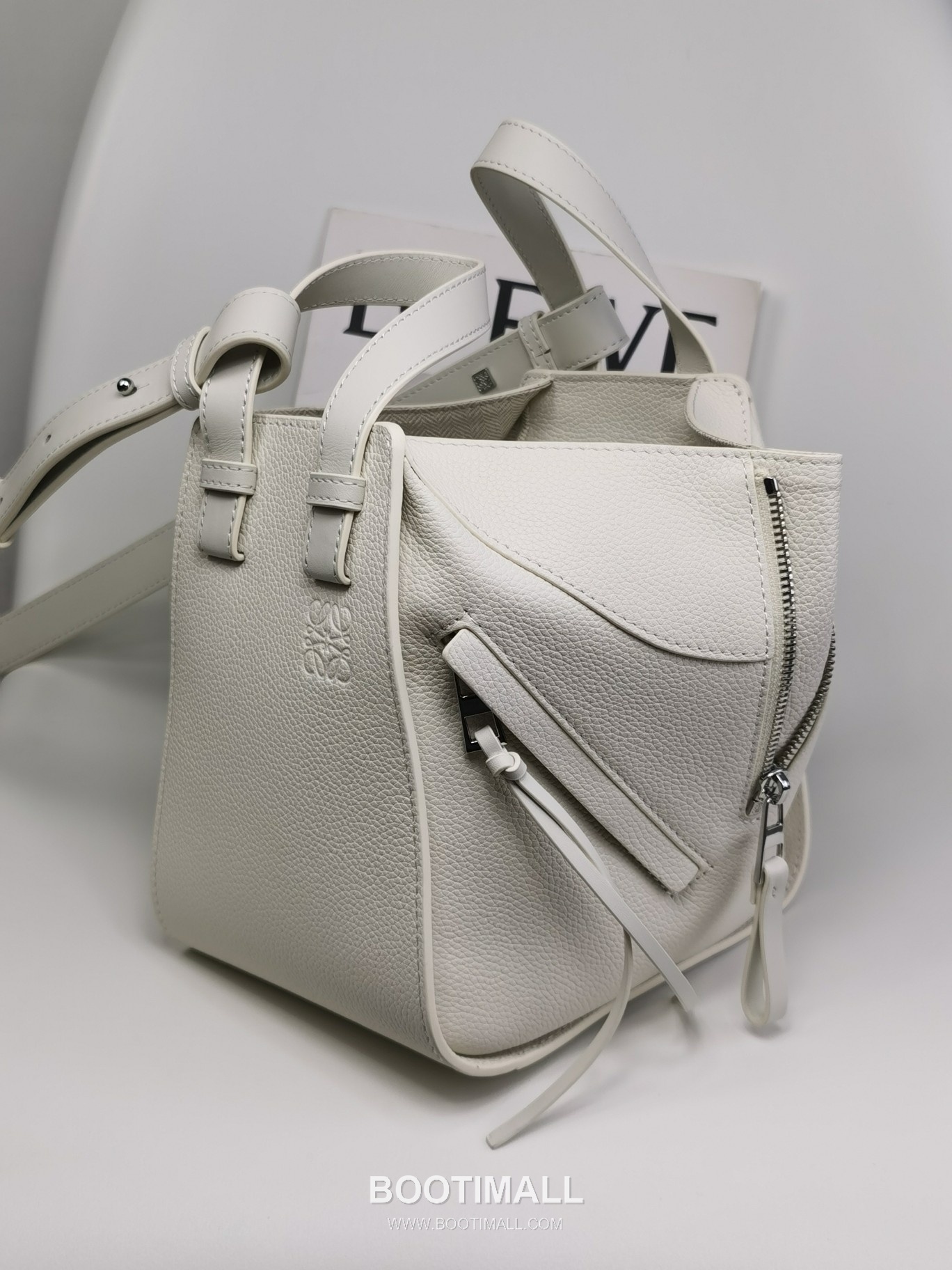 Loewe Hammock Compact Grained Calfskin Leather Shoulder Bag 8047 로에베 해먹 컴팩트 그레인 카프스킨 숄더 크로스백 20cm 2