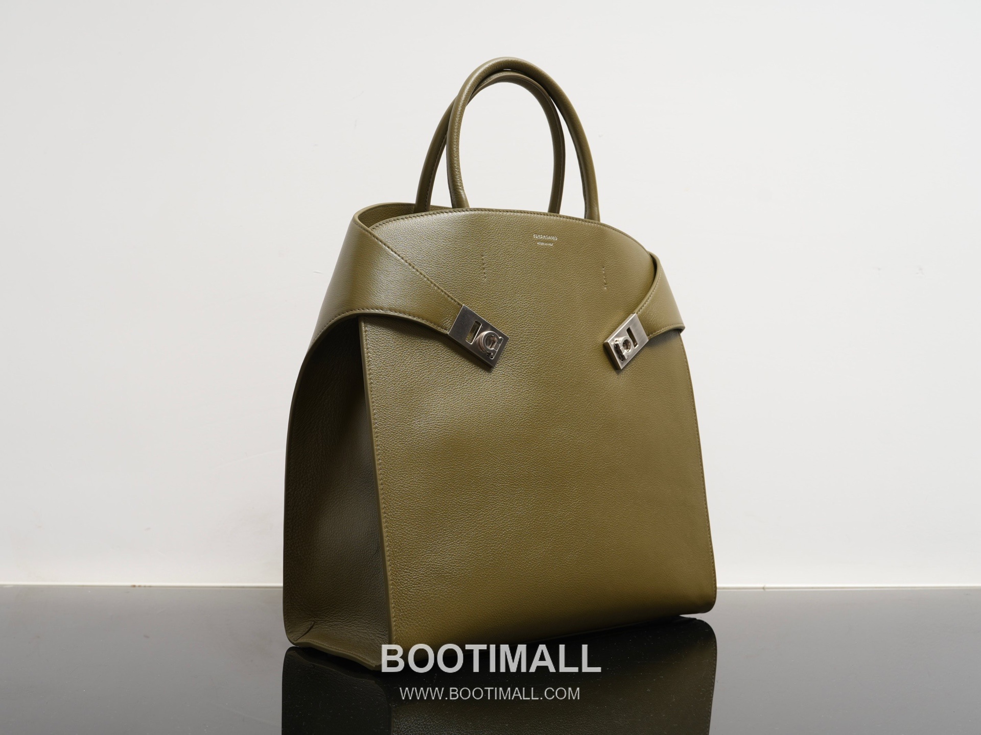 Ferragamo Hug Hammered Calfskin Tote Bag AU-24/1666 페라가모 허그 해머드 카프스킨 토트백 38cm 16
