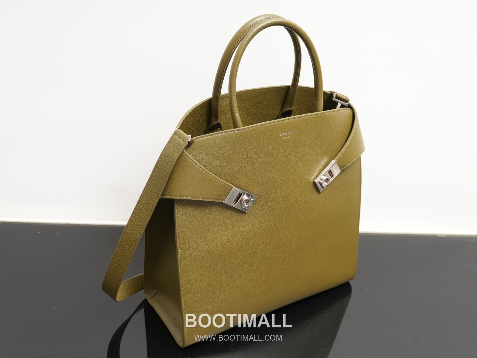 Ferragamo Hug Hammered Calfskin Tote Bag AU-24/1666 페라가모 허그 해머드 카프스킨 토트백 38cm 23