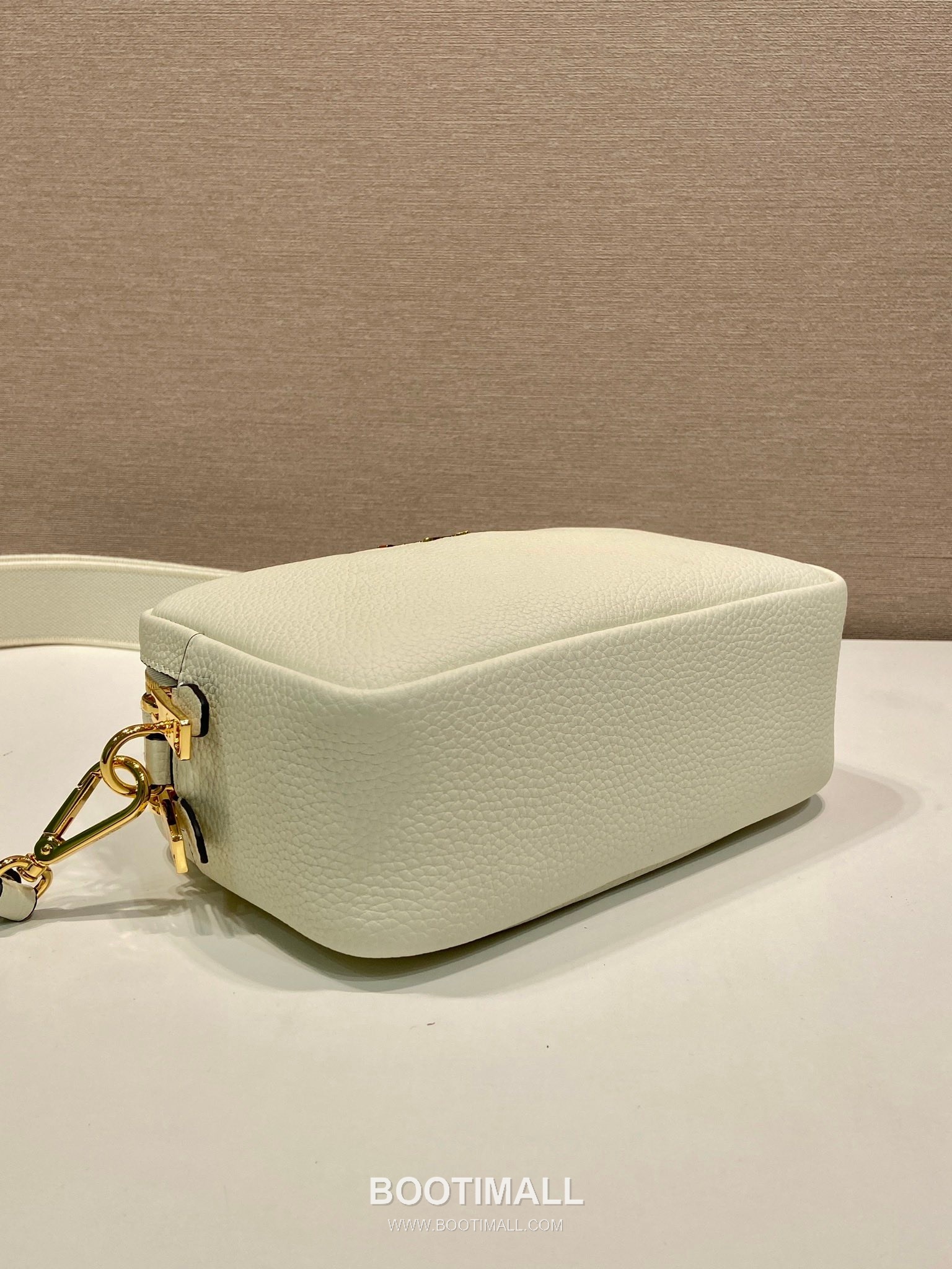 Prada Deer Grain Calfskin Crossbody Bag with Dual Adjustable Strap Detail 프라다 디어 그레인 카프스킨 듀얼 조절 스트랩 크로스바디백 1BD082-1 22cm 6
