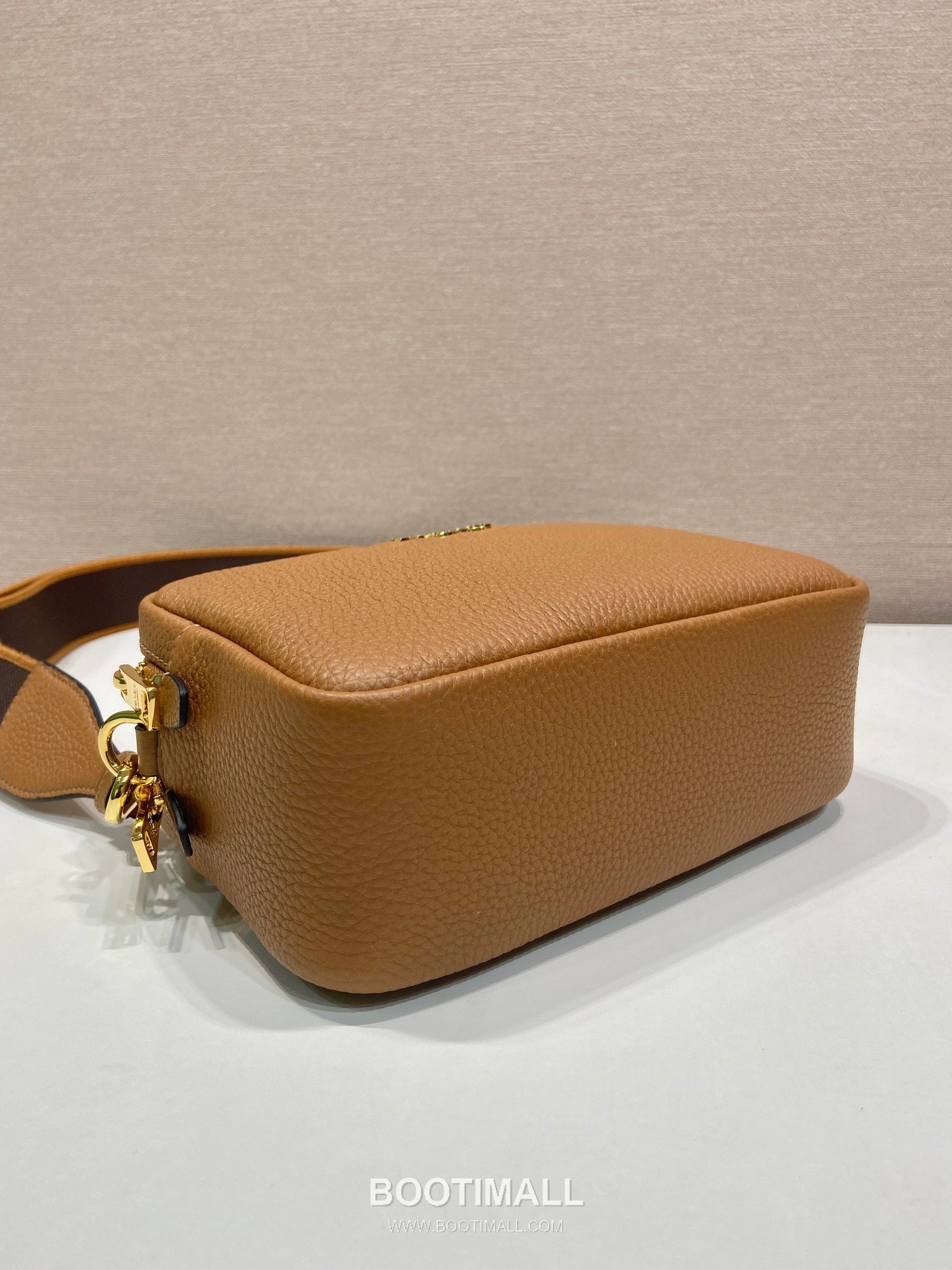 Prada Deer Grain Calfskin Crossbody Bag with Dual Adjustable Strap Detail 프라다 디어 그레인 카프스킨 듀얼 조절 스트랩 크로스바디백 1BD082-1 22cm 6