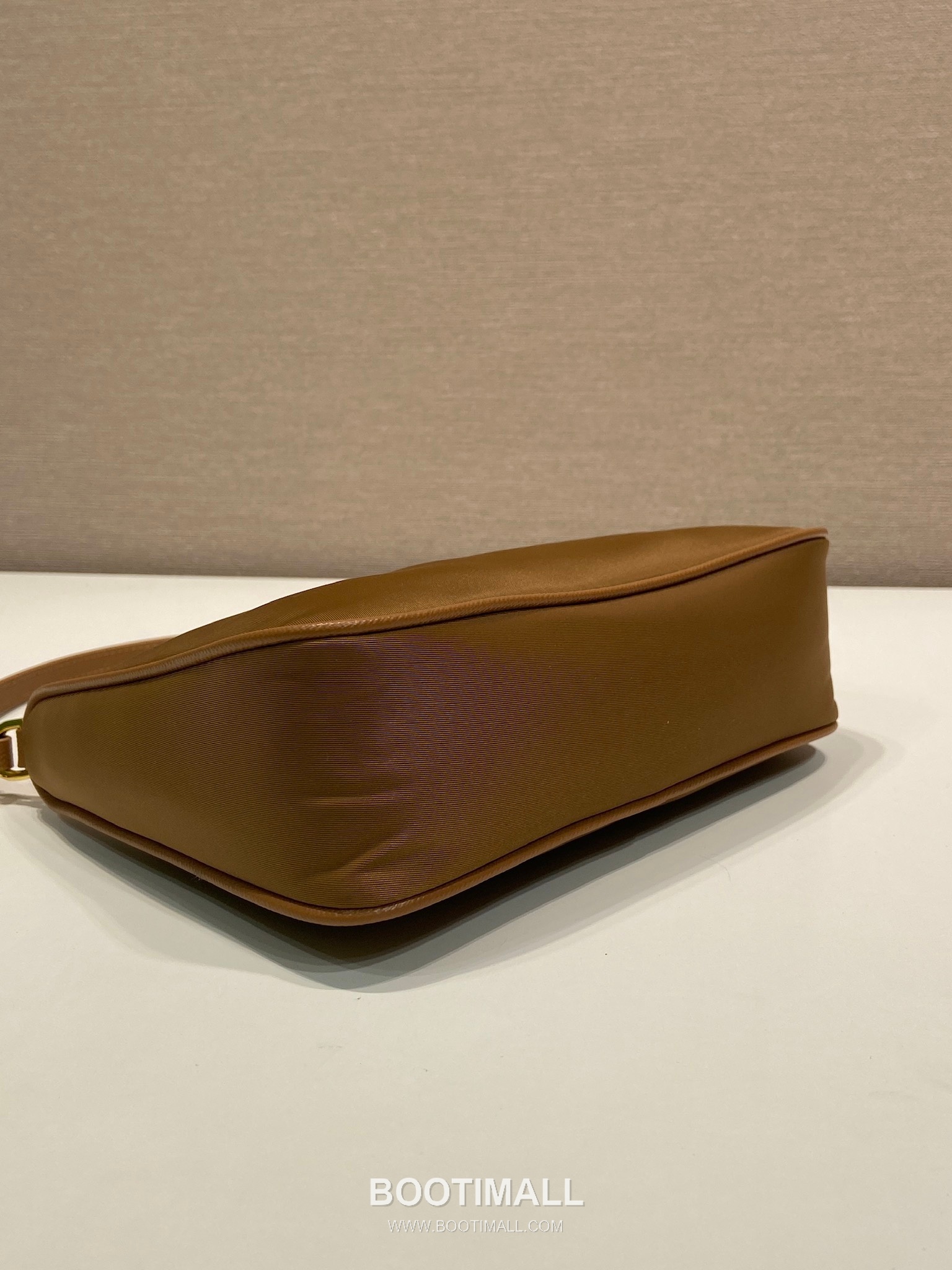 Prada Re-Edition 2005 Re-Nylon Hobo Shoulder Bag with Gold Hardware Detail 프라다 리에디션 2005 리나일론 골드 하드웨어 호보 숄더백 1N204M 22cm 5