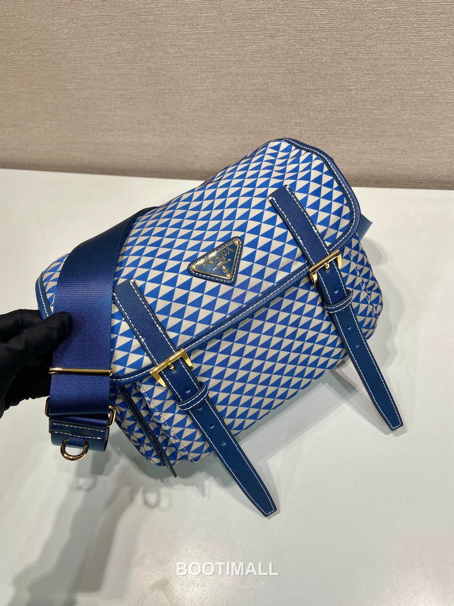 Prada Symbole Printed Nylon Messenger Bag with Saffiano Leather Trim Detail 프라다 심볼 프린트 나일론 사피아노 가죽 트림 메신저백 1BD383 25cm 3