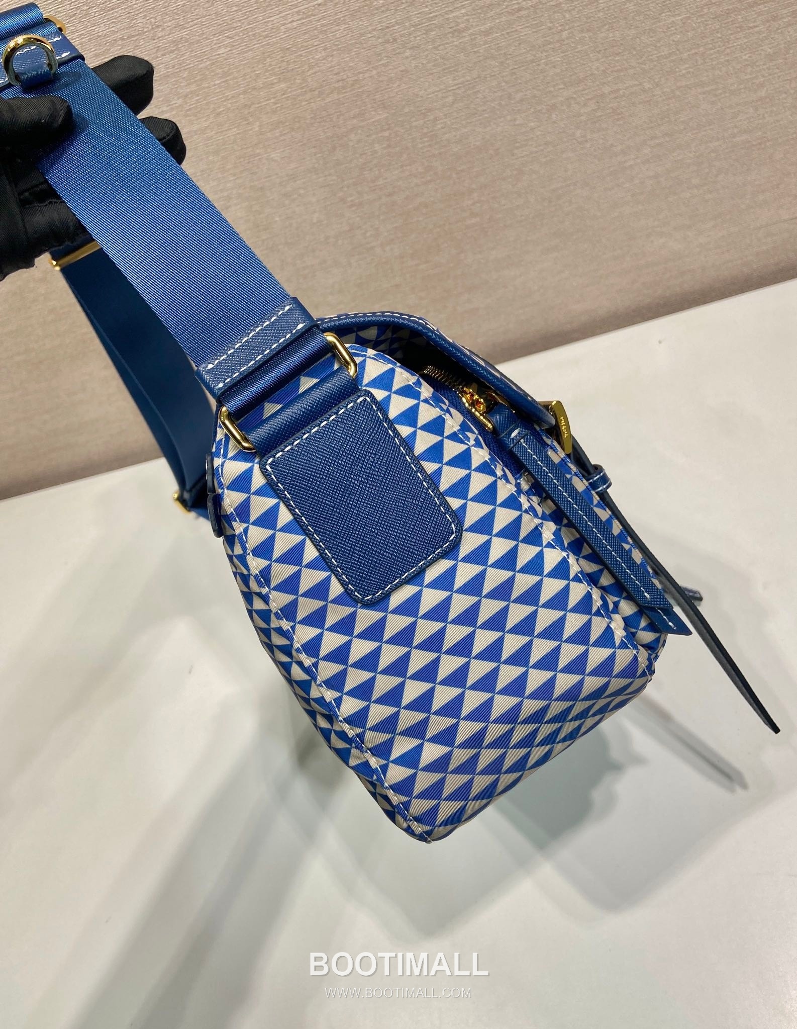 Prada Symbole Printed Nylon Messenger Bag with Saffiano Leather Trim Detail 프라다 심볼 프린트 나일론 사피아노 가죽 트림 메신저백 1BD383 25cm 5