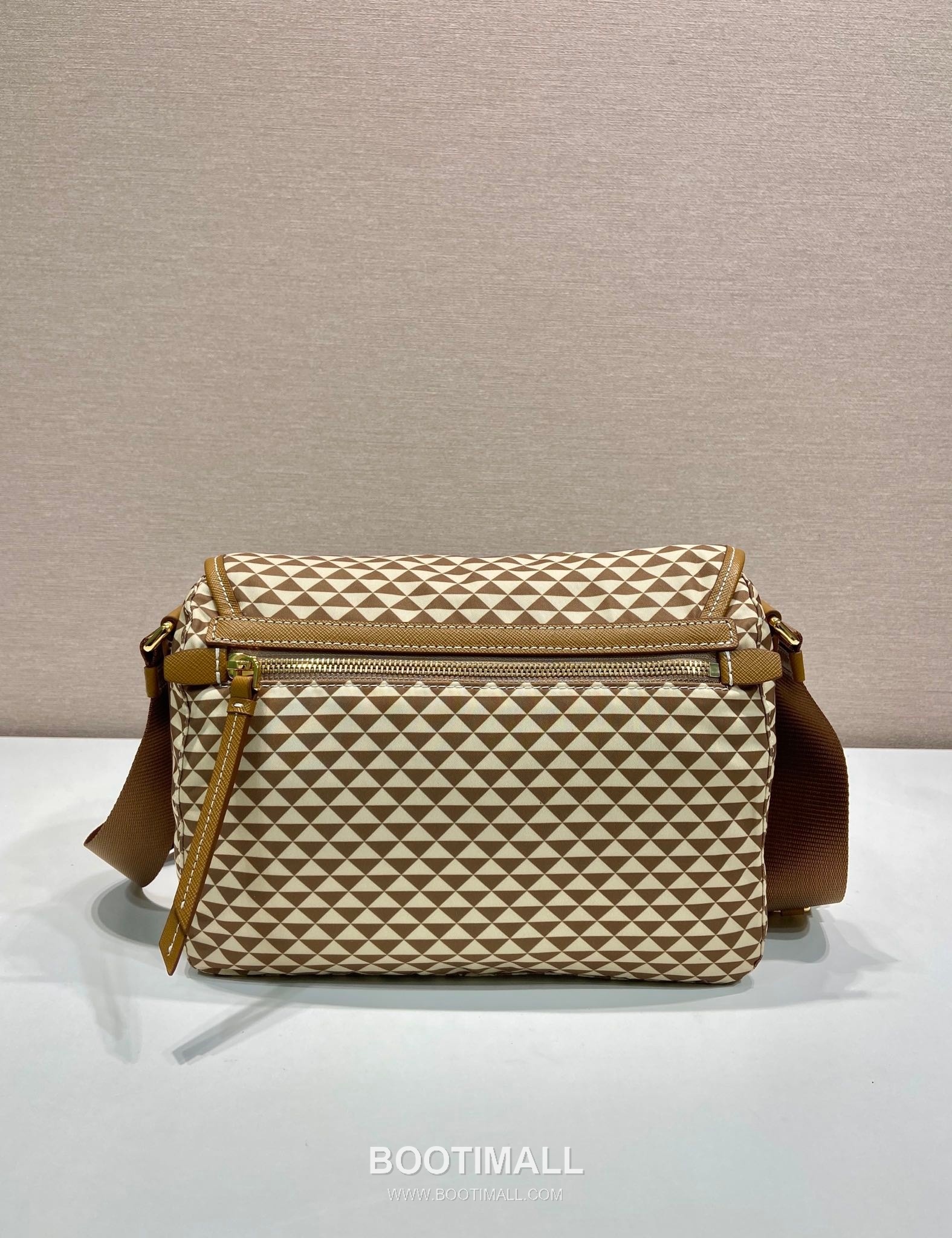 Prada Symbole Printed Nylon Messenger Bag with Saffiano Leather Trim Detail 프라다 심볼 프린트 나일론 사피아노 가죽 트림 메신저백 1BD383 25cm 3