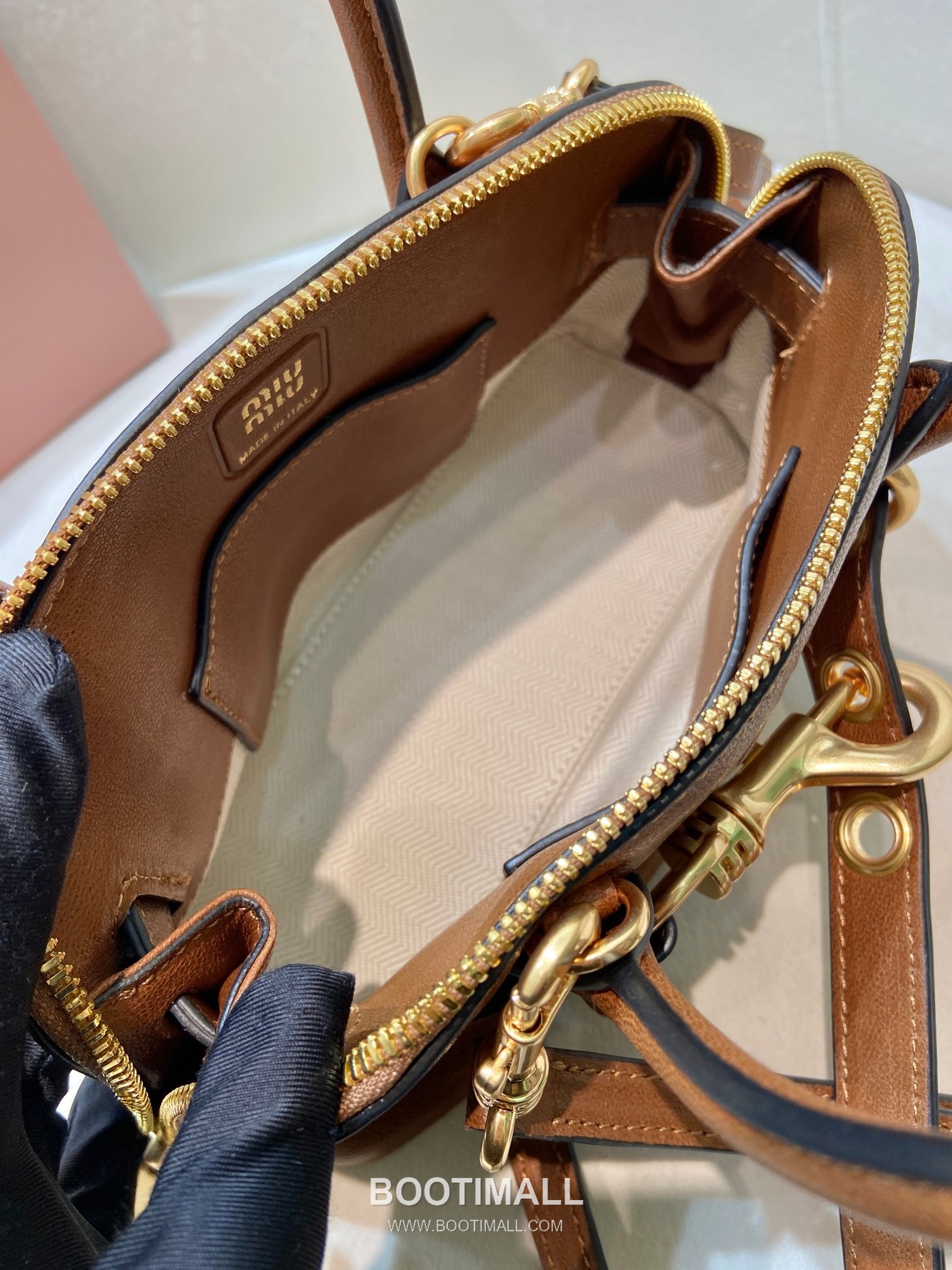 Prada Aventure Nappa Leather Mini Tote Bag with Embossed Logo and Zip Detail 프라다 아방튀르 나파 가죽 엠보스 로고 지퍼 미니 토트백 5BP090 21cm 8