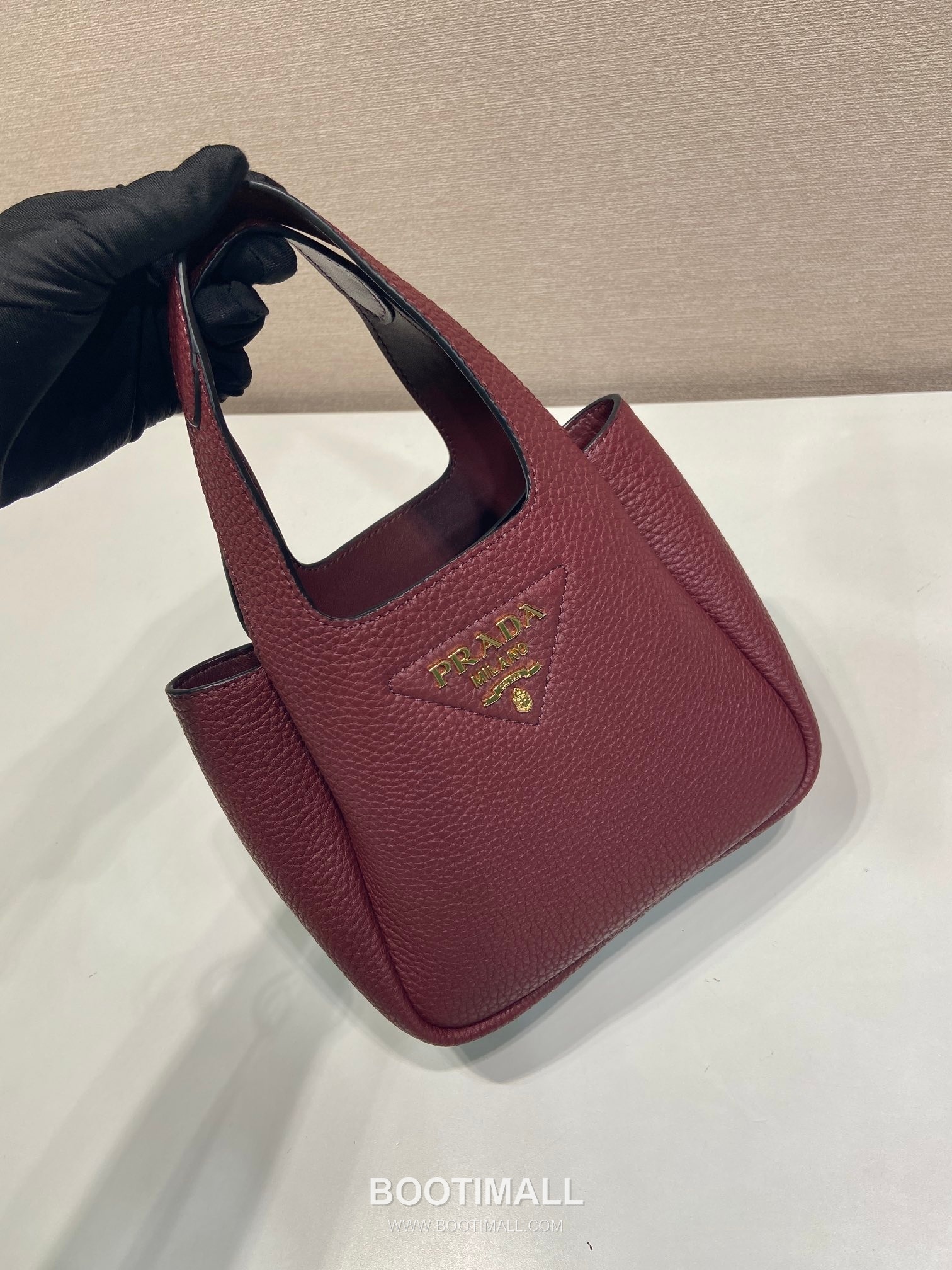 Prada Deer Grain Calfskin Mini Bucket Tote Bag with Gold Hardware Detail 프라다 디어 그레인 카프스킨 골드 하드웨어 미니 버킷 토트백 1BA349 18cm 3