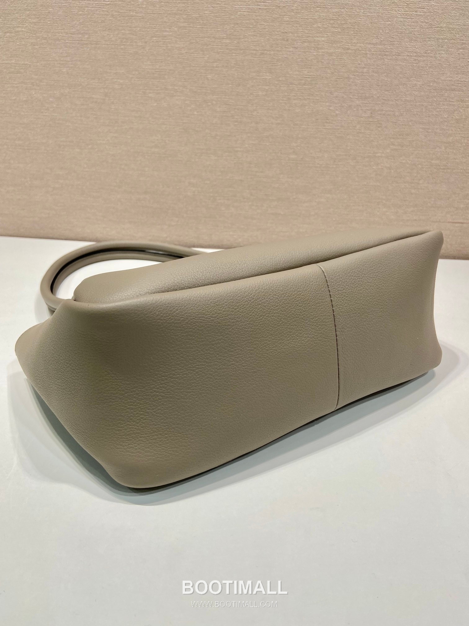 Prada Calfskin Shoulder Tote Bag with Dual Compartment and Strap Detail 프라다 카프스킨 듀얼 컴파트먼트 스트랩 숄더 토트백 1BA444 28cm 6