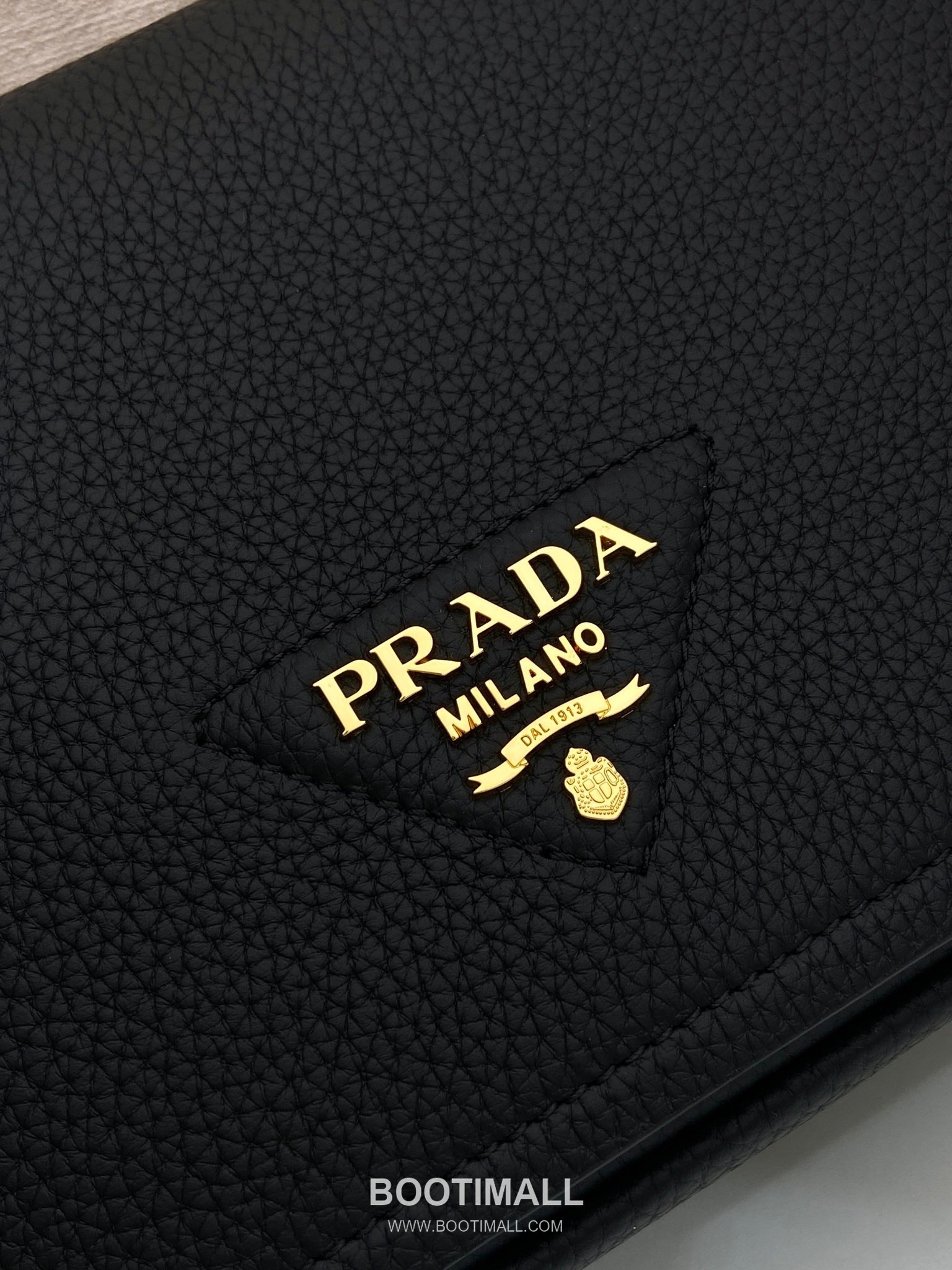 Prada Deer Grain Calfskin Flap Crossbody Bag with Dual Adjustable Strap Detail 프라다 디어 그레인 카프스킨 플랩 듀얼 조절 스트랩 크로스바디백 1BD314-1 23cm 6