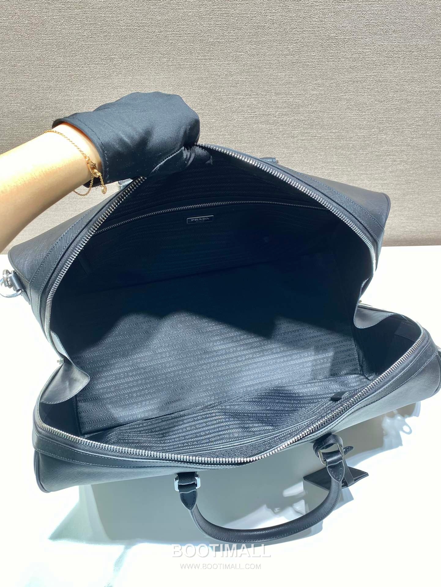 Prada Saffiano Leather Travel Duffle Bag with Wrap Zip and Lock Detail 프라다 사피아노 가죽 랩어라운드 지퍼 락 디테일 트래블 더플백 2VC018 50cm 8