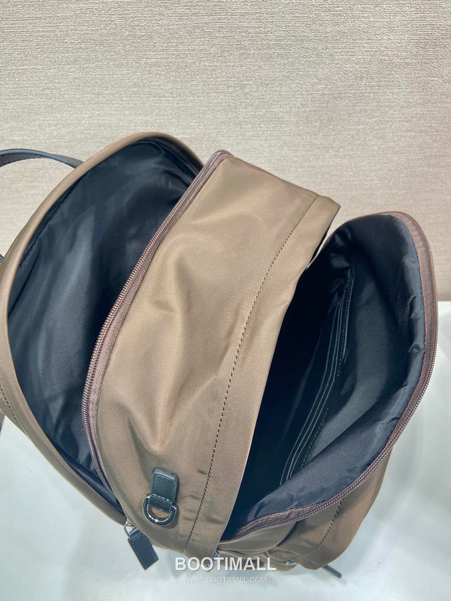 Prada Re-Nylon Backpack with Saffiano Leather Trim and Multi Pocket Detail 프라다 리나일론 사피아노 가죽 트림 멀티 포켓 백팩 2VZ048 31cm 7