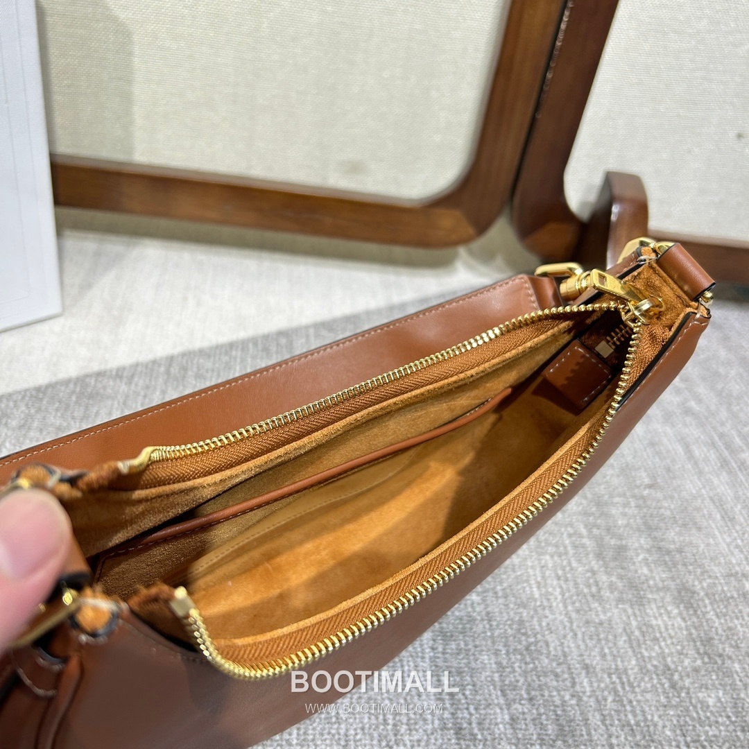 Celine Ava Strap Leather Shoulder Bag with Adjustable Buckle Detail 셀린느 아바 스트랩 레더 조절 버클 숄더백 196923 24cm 8