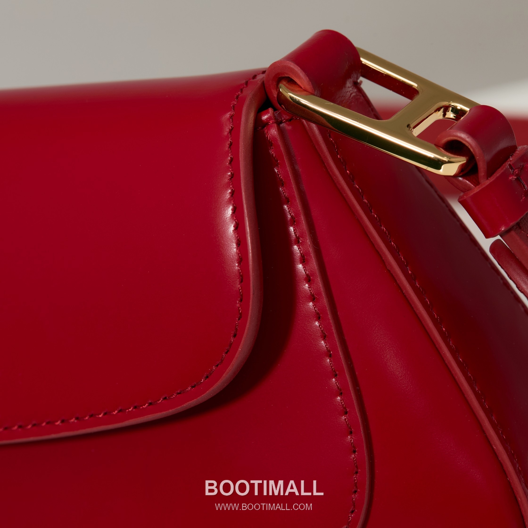 Prada Glossy Leather Shoulder Bag with Flap Closure and Dual Adjustable Strap Detail 프라다 글로시 레더 플랩 듀얼 조절 스트랩 숄더백 1BD345 24cm 7