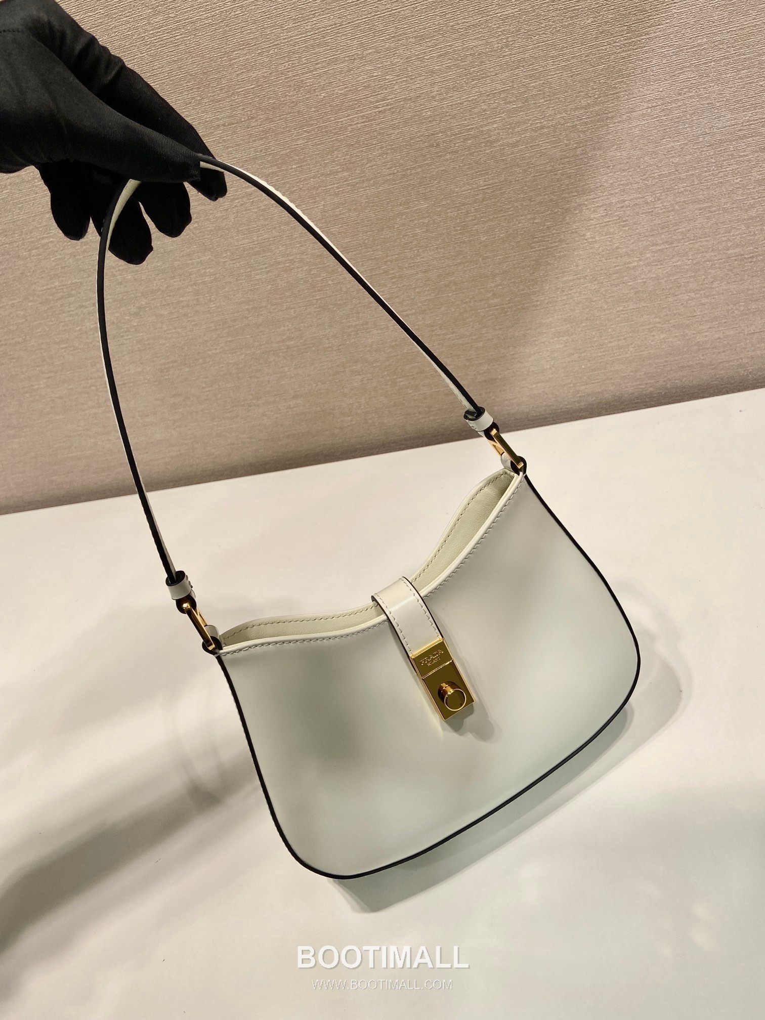 Prada Cheo Glossy Calfskin Shoulder Bag with Lock Closure Detail 프라다 체오 글로시 카프스킨 락 클로저 숄더백 1BC169A 22cm 3