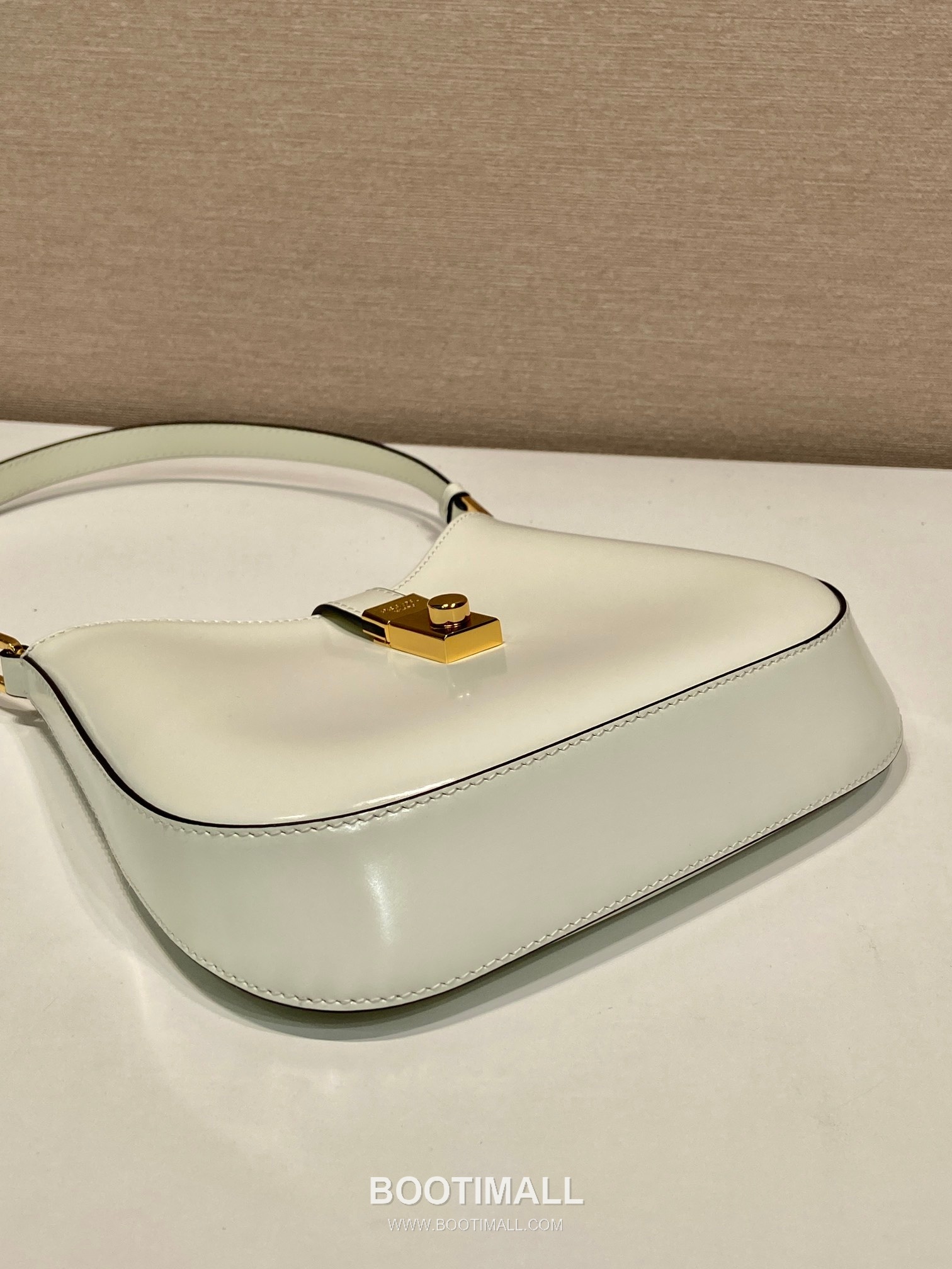 Prada Cheo Glossy Calfskin Shoulder Bag with Lock Closure Detail 프라다 체오 글로시 카프스킨 락 클로저 숄더백 1BC169A 22cm 7