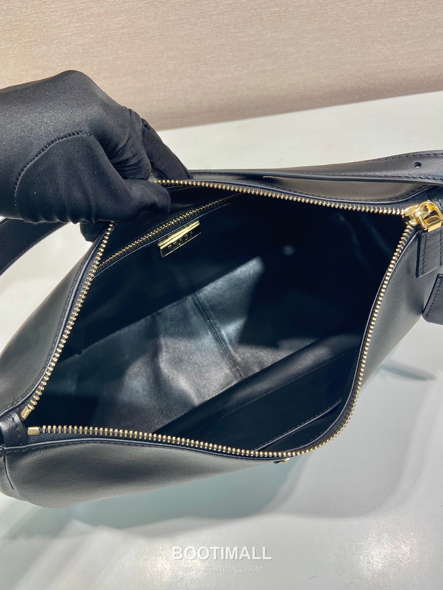 Prada Aimee Calfskin Hobo Shoulder Bag with Triangle Logo Detail 프라다 에이미 카프스킨 호보 숄더백 트라이앵글 로고 디테일 1BC228 39cm 8