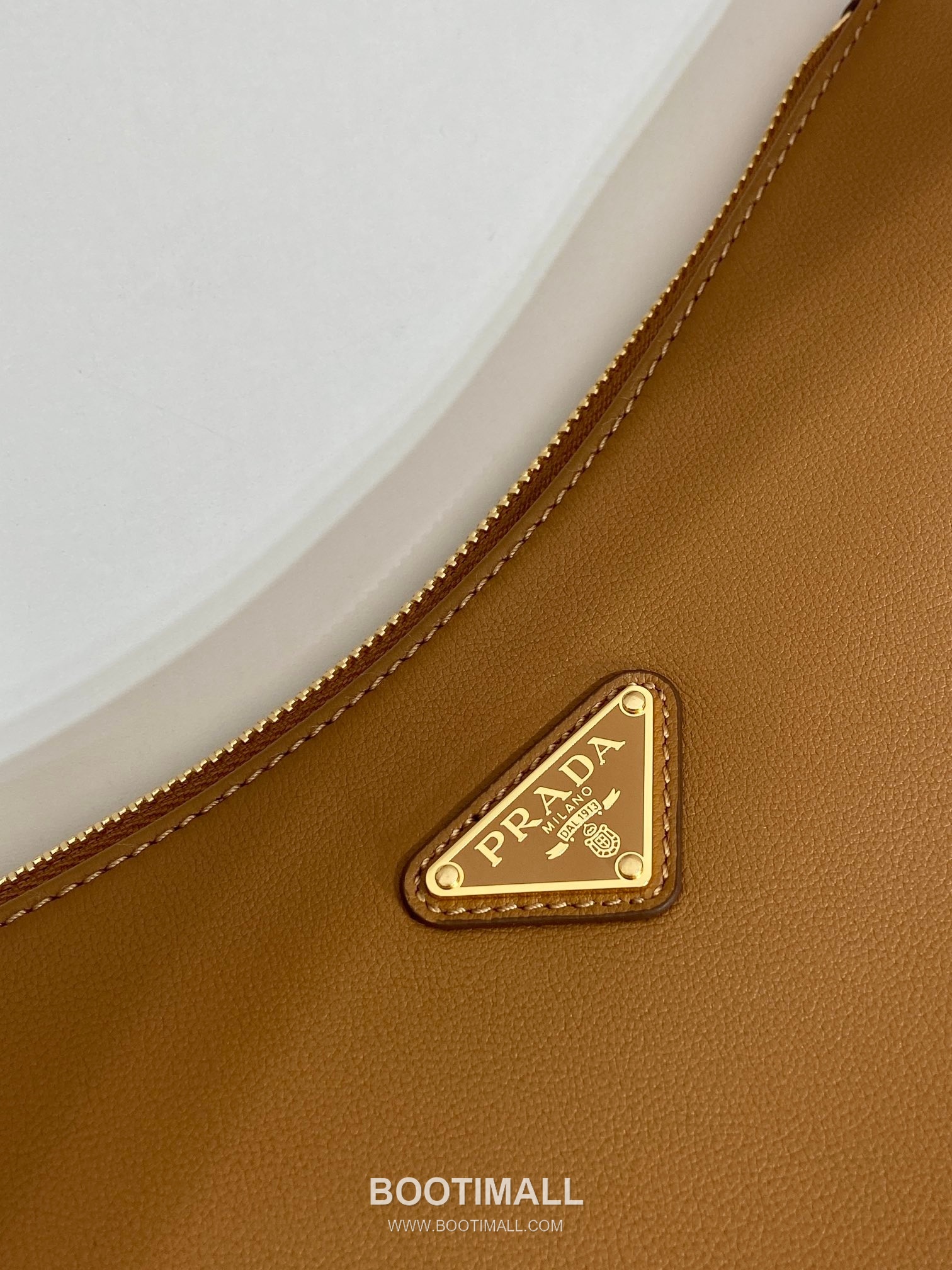 Prada Aimee Calfskin Hobo Shoulder Bag with Triangle Logo Detail 프라다 에이미 카프스킨 호보 숄더백 트라이앵글 로고 디테일 1BC229 31cm 7