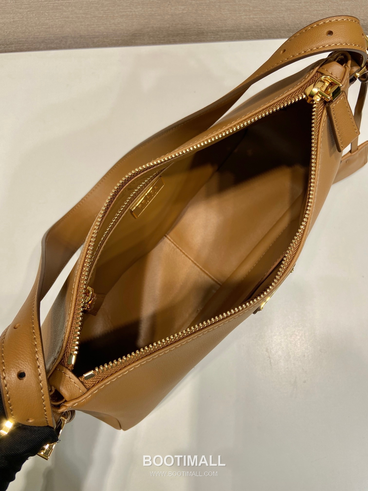 Prada Aimee Calfskin Hobo Shoulder Bag with Triangle Logo Detail 프라다 에이미 카프스킨 호보 숄더백 트라이앵글 로고 디테일 1BC229 31cm 8