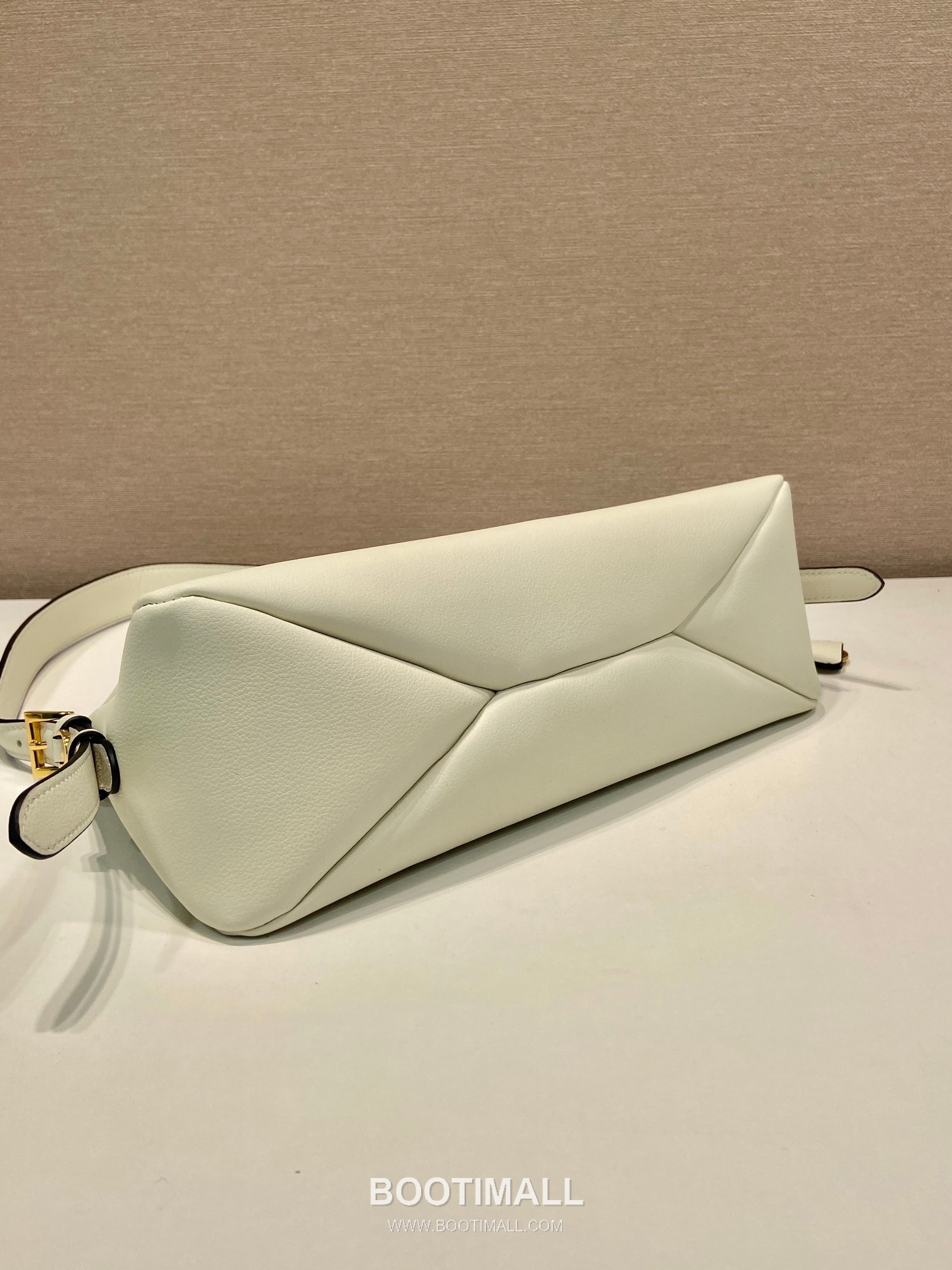 Prada Aimee Calfskin Hobo Shoulder Bag with Triangle Logo Detail 프라다 에이미 카프스킨 호보 숄더백 트라이앵글 로고 디테일 1BC229 31cm 6