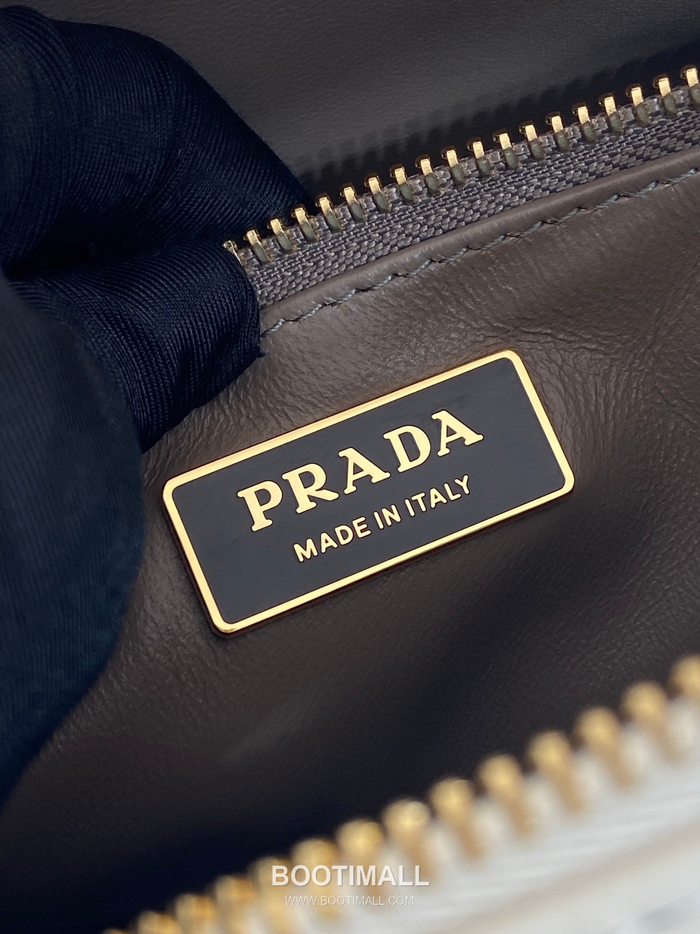 Prada Aimee Calfskin Hobo Shoulder Bag with Triangle Logo Detail 프라다 에이미 카프스킨 호보 숄더백 트라이앵글 로고 디테일 1BC229 31cm 9
