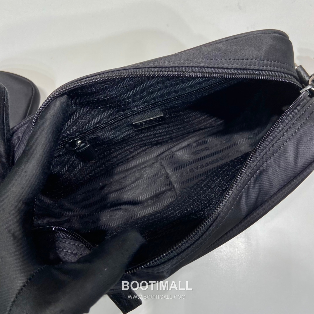 Prada Re-Nylon Calfskin Trim Multi Pouch Shoulder Bag with Detachable Mini Pouch 프라다 리나일론 카프스킨 트림 멀티 파우치 숄더백 탈부착 미니 파우치 1BC167 23cm 8