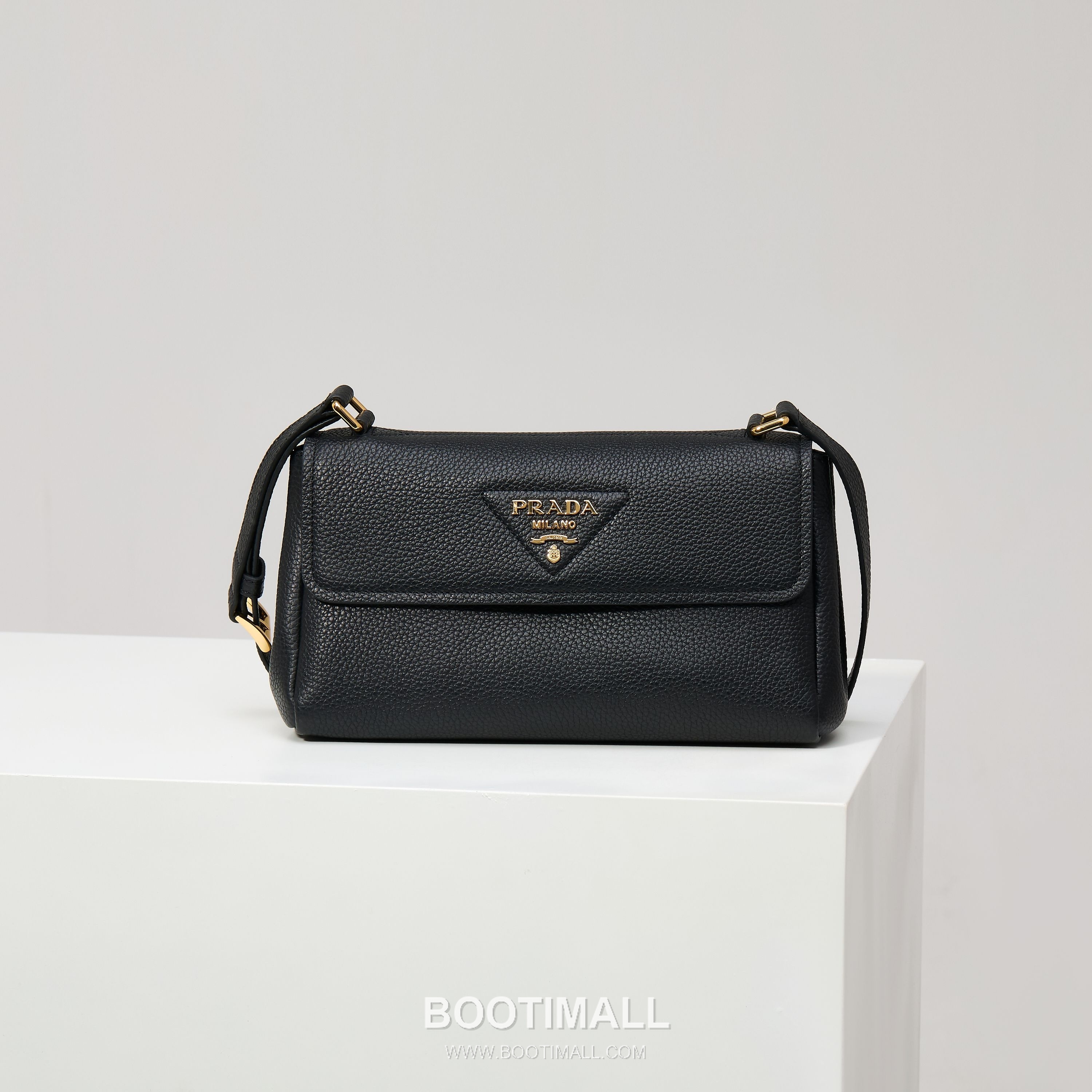 Prada Grain Leather Shoulder Bag with Metal Letter Logo Detail 프라다 그레인 가죽 숄더백 메탈 레터 로고 디테일 1BN022 26cm 1