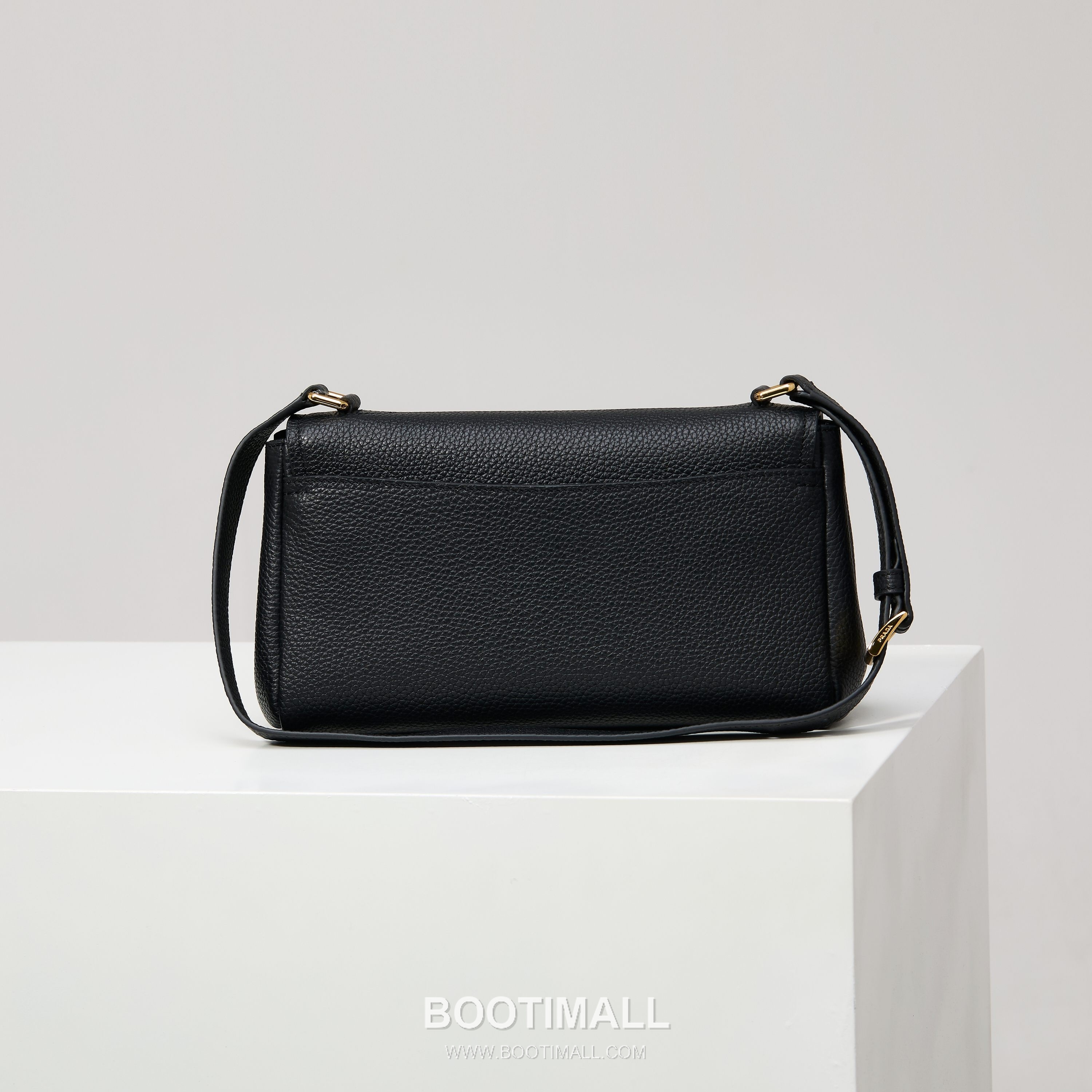 Prada Grain Leather Shoulder Bag with Metal Letter Logo Detail 프라다 그레인 가죽 숄더백 메탈 레터 로고 디테일 1BN022 26cm 2