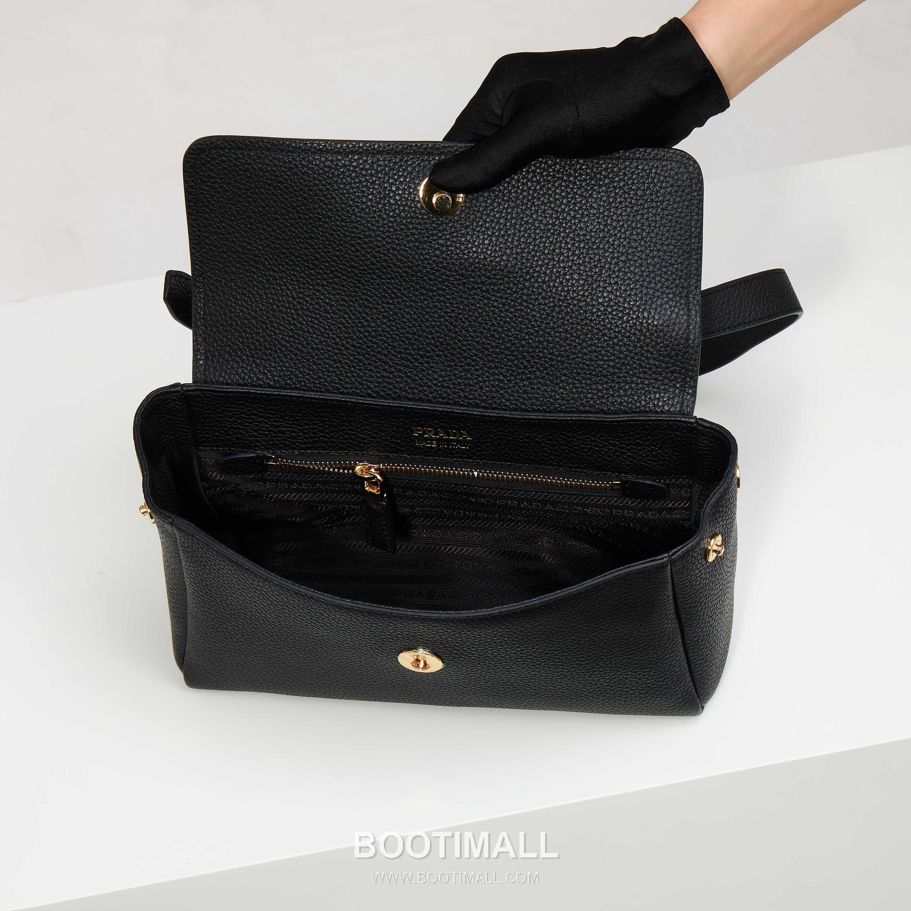 Prada Grain Leather Shoulder Bag with Metal Letter Logo Detail 프라다 그레인 가죽 숄더백 메탈 레터 로고 디테일 1BN022 26cm 9