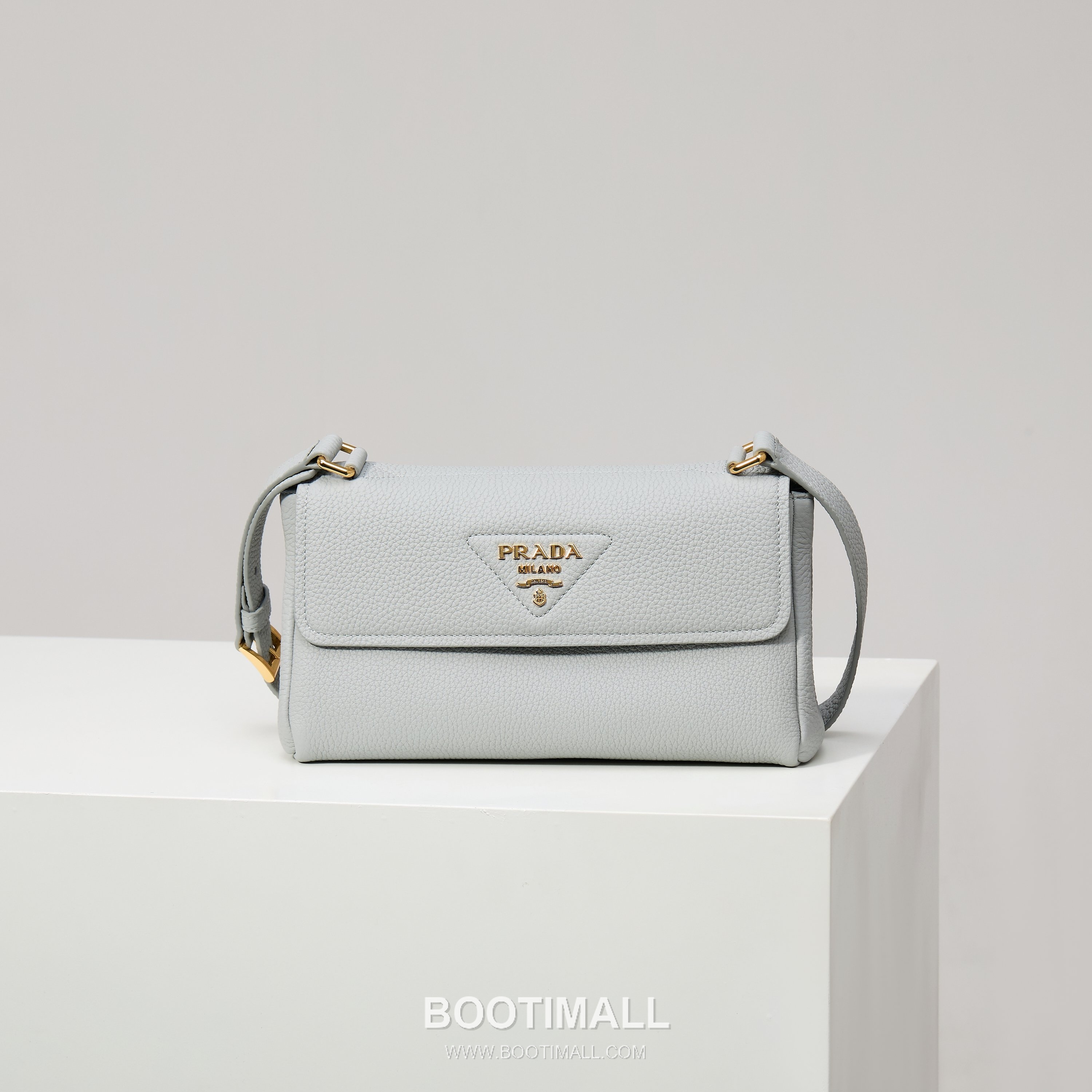 Prada Grain Leather Shoulder Bag with Metal Letter Logo Detail 프라다 그레인 가죽 숄더백 메탈 레터 로고 디테일 1BN022 26cm 1
