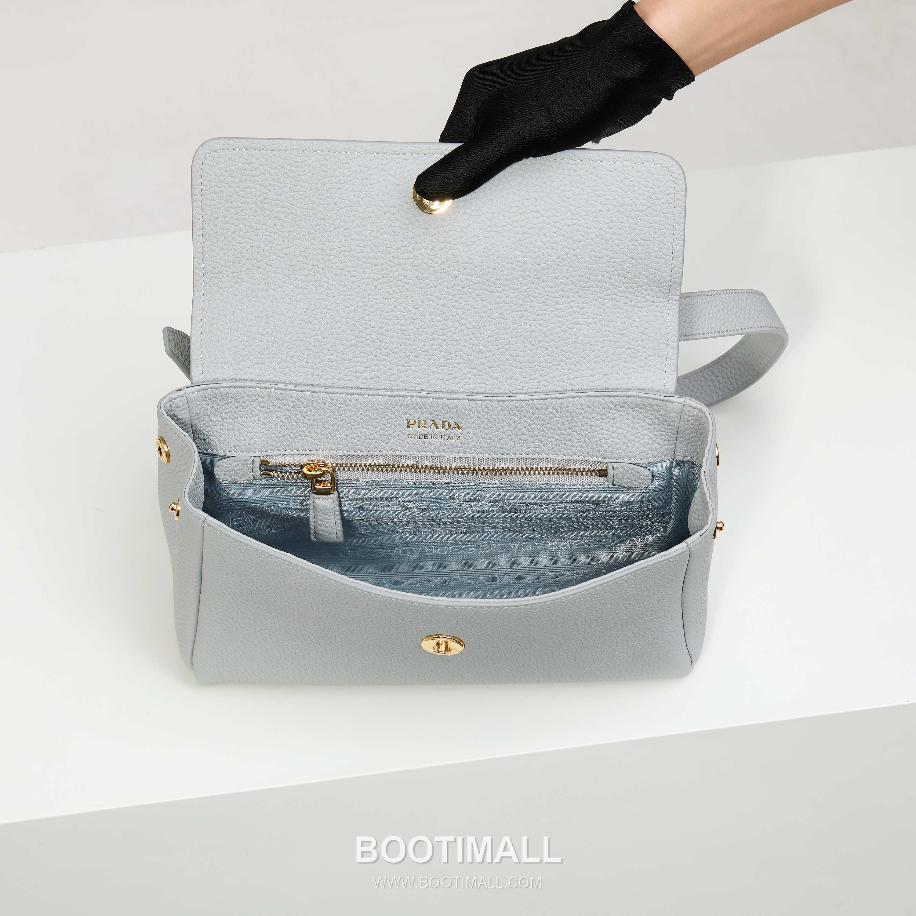 Prada Grain Leather Shoulder Bag with Metal Letter Logo Detail 프라다 그레인 가죽 숄더백 메탈 레터 로고 디테일 1BN022 26cm 9