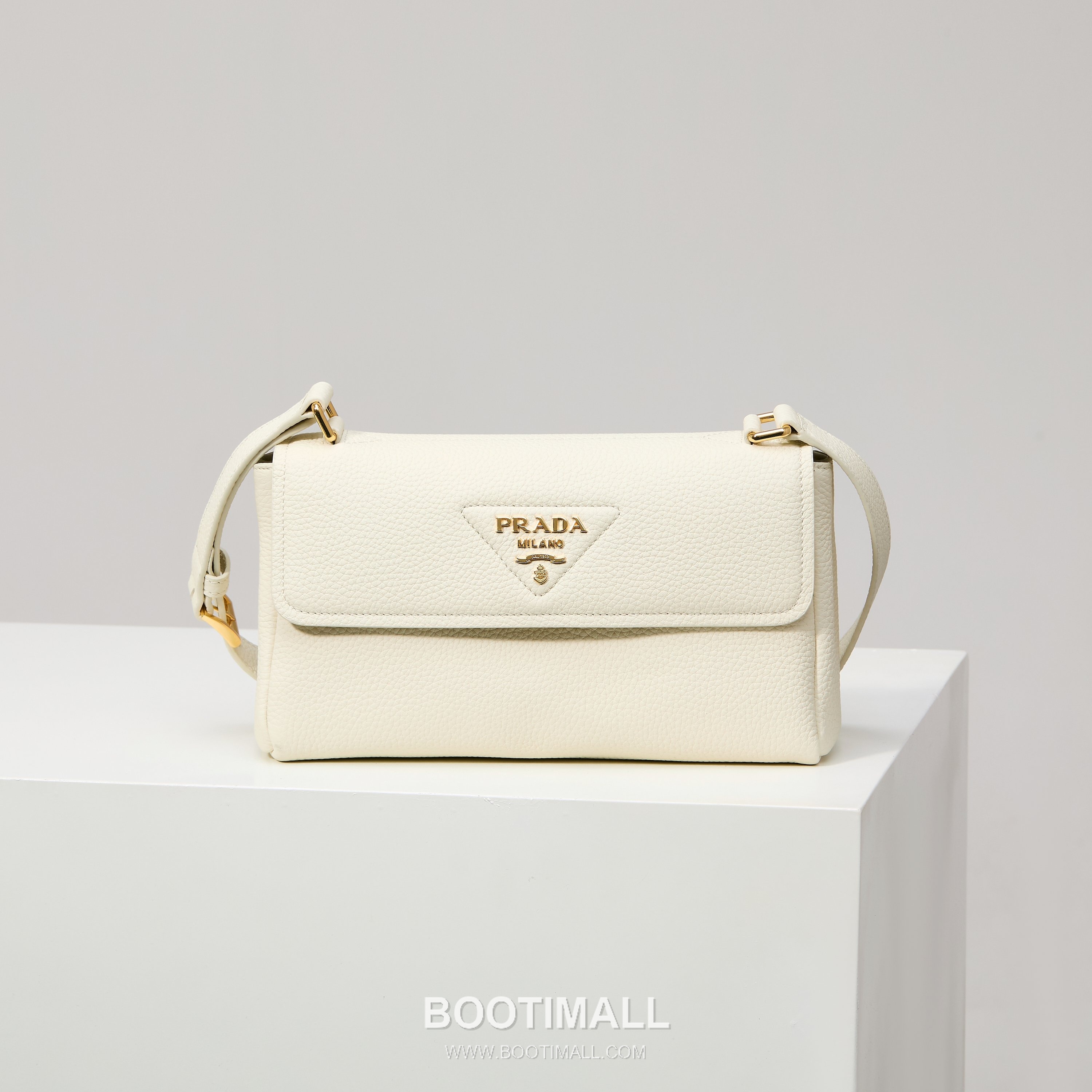 Prada Grain Leather Shoulder Bag with Metal Letter Logo Detail 프라다 그레인 가죽 숄더백 메탈 레터 로고 디테일 1BN022 26cm 1