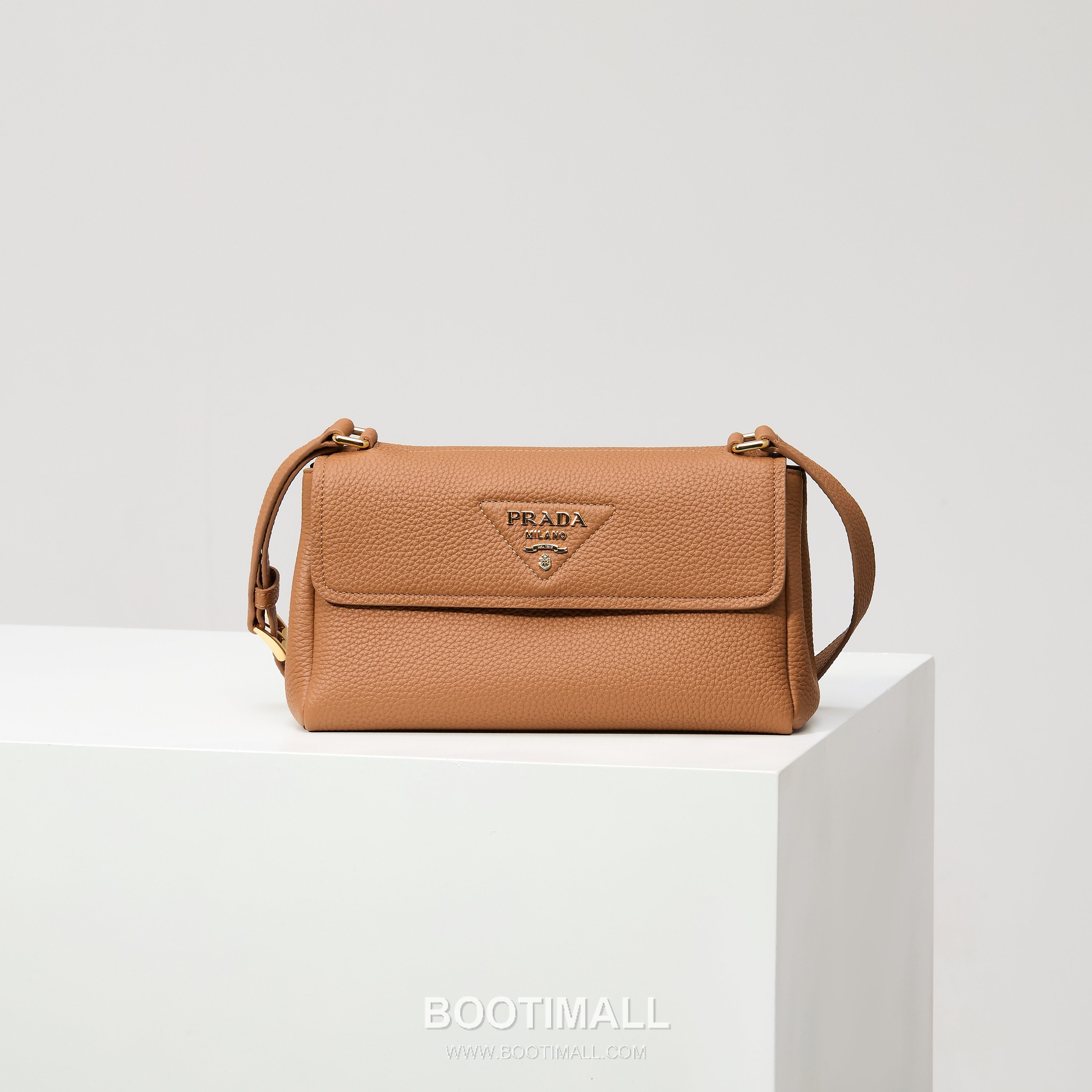 Prada Grain Leather Shoulder Bag with Metal Letter Logo Detail 프라다 그레인 가죽 숄더백 메탈 레터 로고 디테일 1BN022 26cm 1