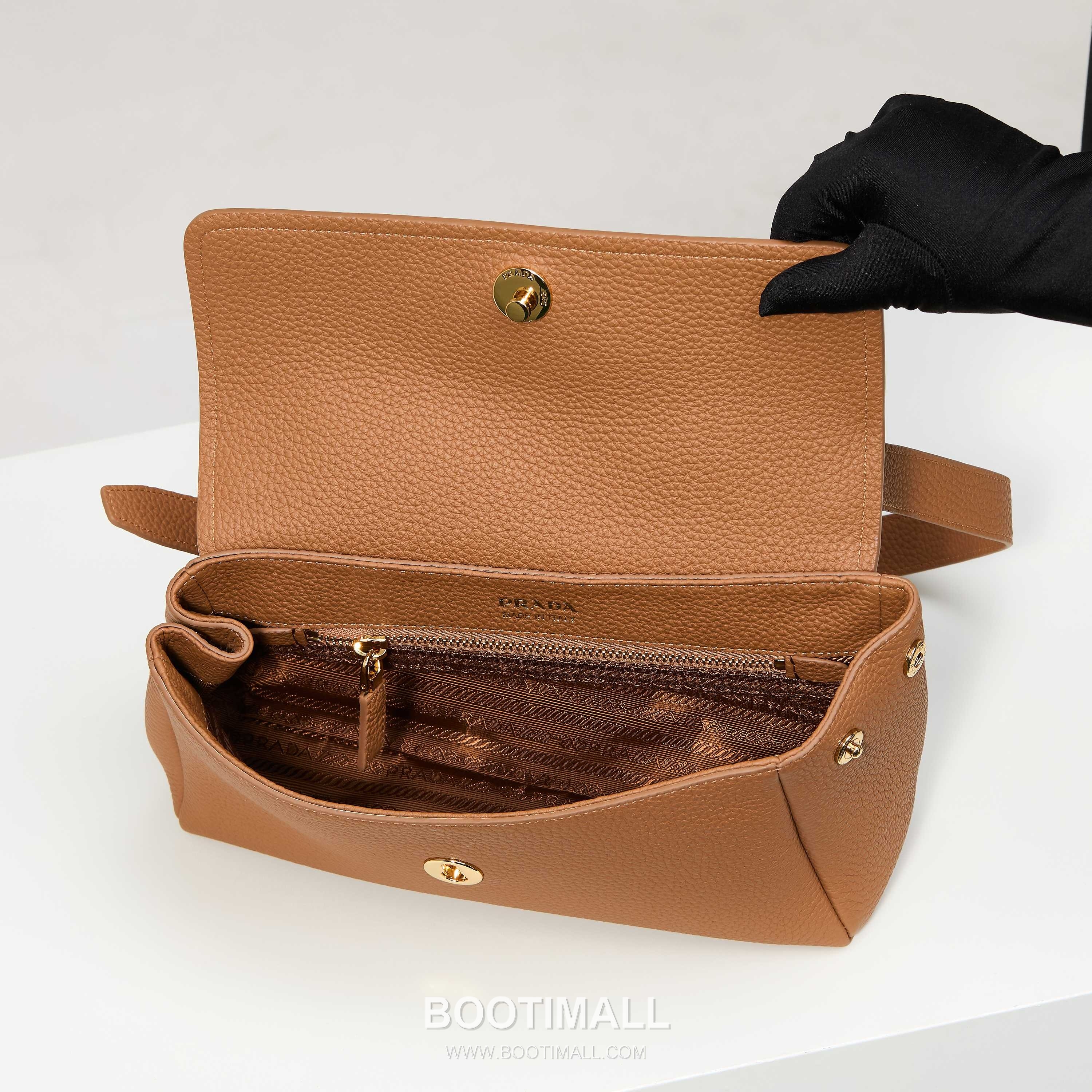 Prada Grain Leather Shoulder Bag with Metal Letter Logo Detail 프라다 그레인 가죽 숄더백 메탈 레터 로고 디테일 1BN022 26cm 9
