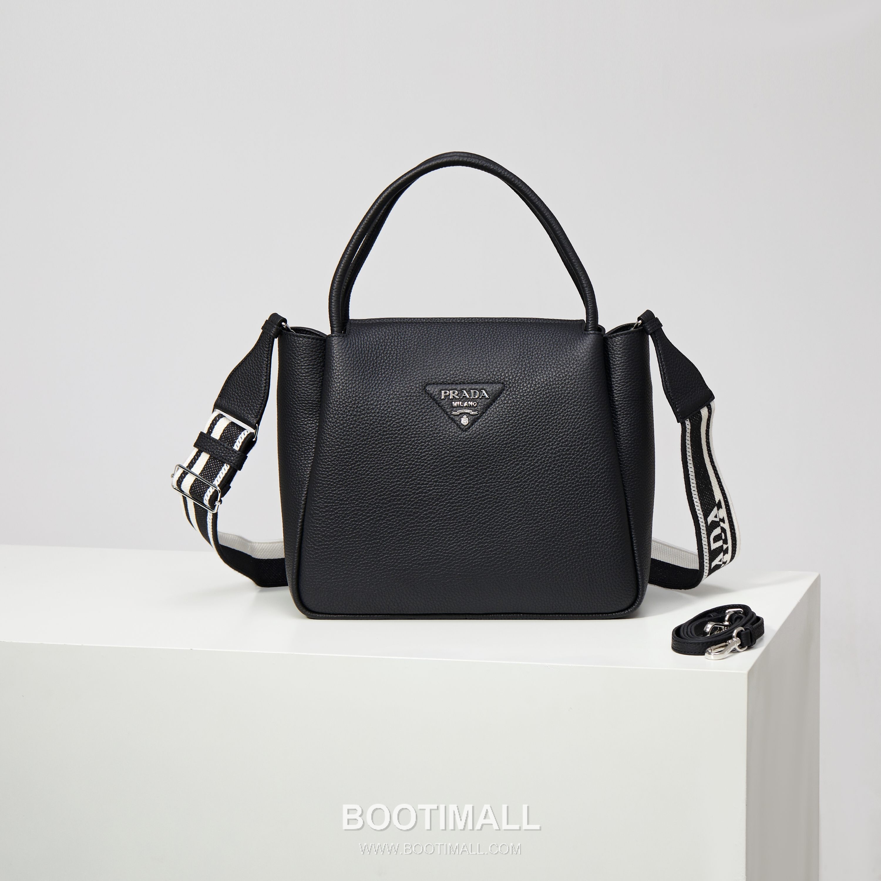 Prada Deer Grain Calfskin Crossbody Bag with Dual Adjustable Strap Detail 프라다 디어 그레인 카프스킨 크로스바디 백 듀얼 조절 스트랩 디테일 1BC170 32cm 1