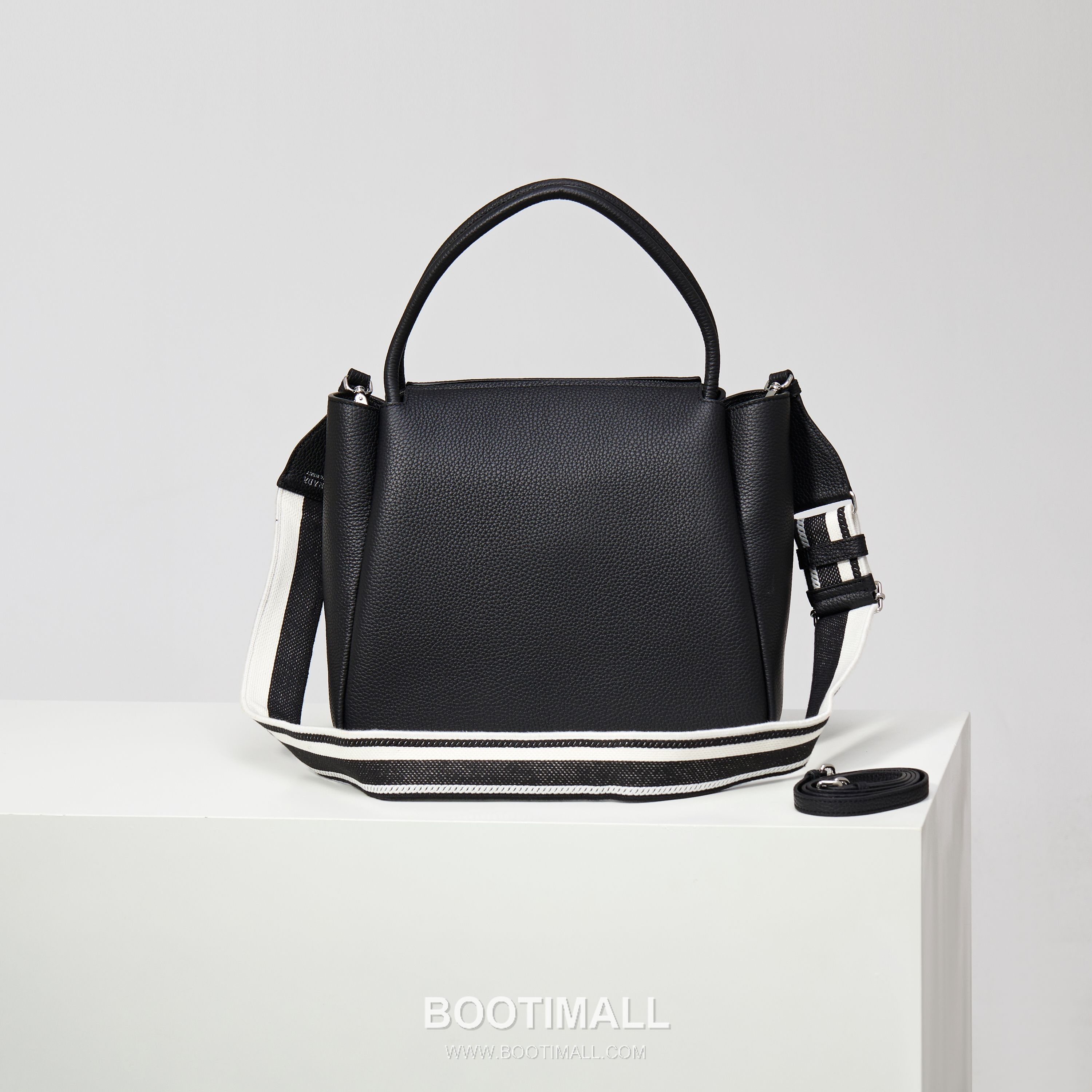 Prada Deer Grain Calfskin Crossbody Bag with Dual Adjustable Strap Detail 프라다 디어 그레인 카프스킨 크로스바디 백 듀얼 조절 스트랩 디테일 1BC170 32cm 2